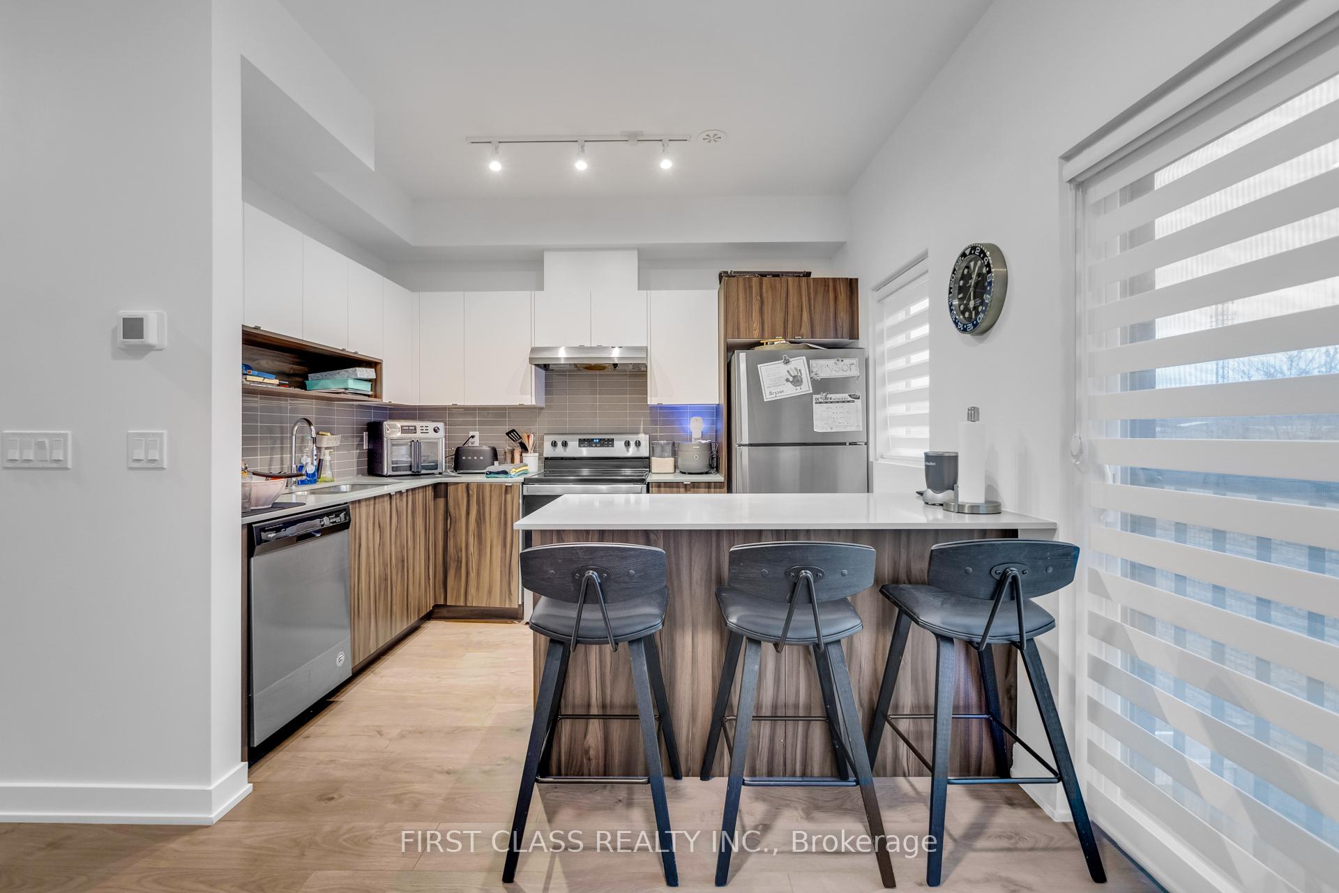 3 Bedrooms Condo at 1121 Cooke, Burlington For sale