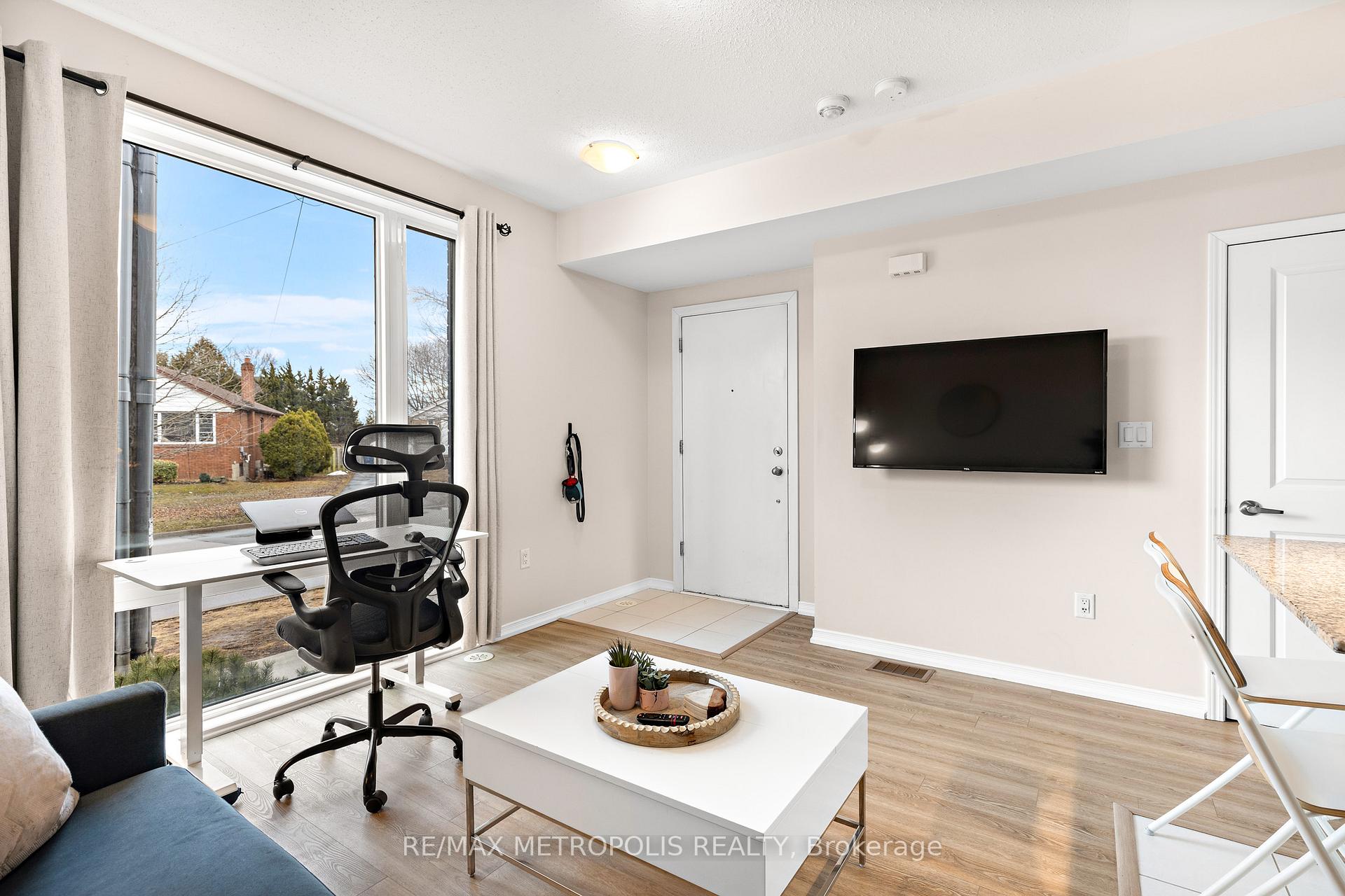 2 Bedrooms Condo at 24 Fieldway,  Toronto For sale