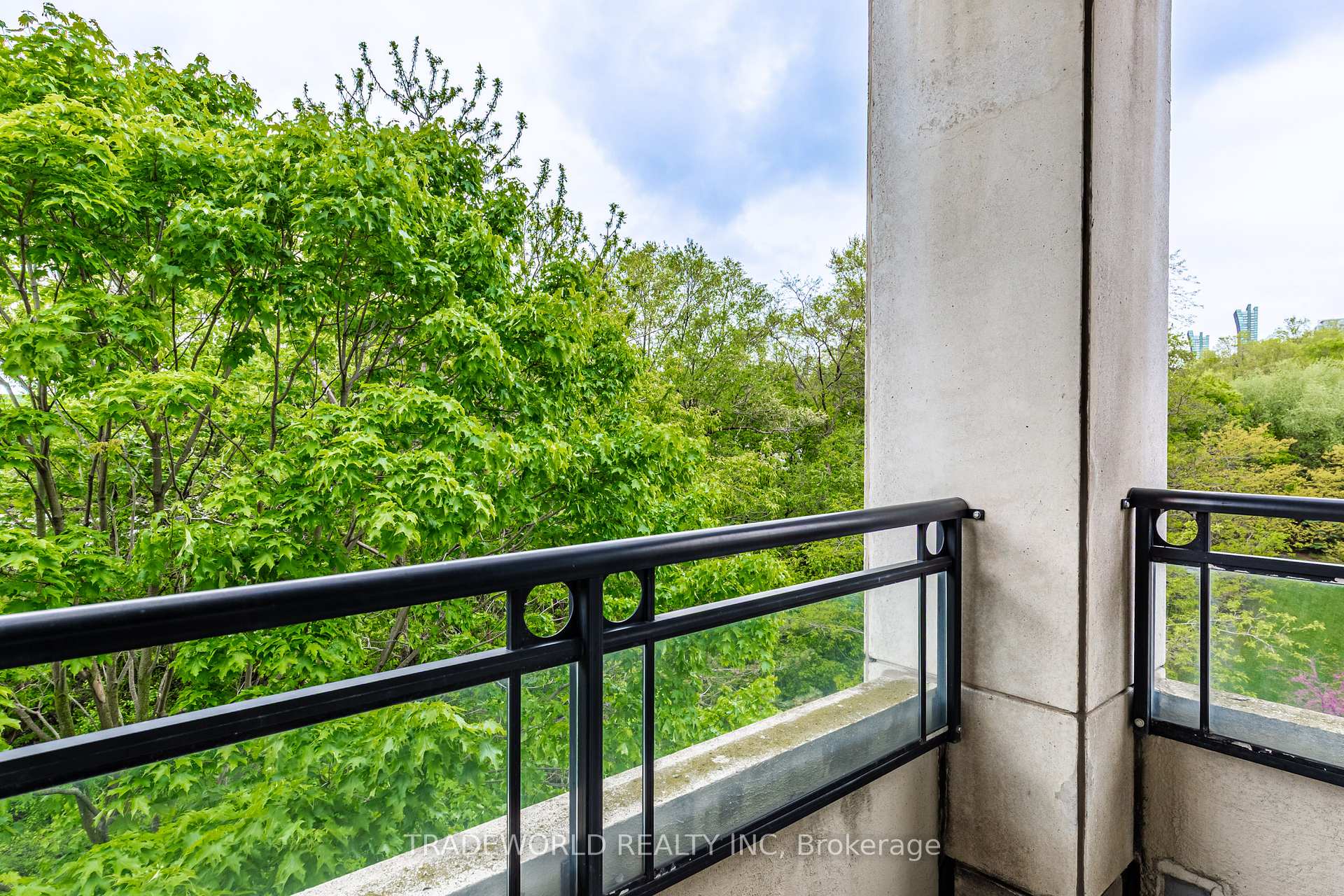 2 Bedrooms Condo at 18 William Carson, Toronto For sale