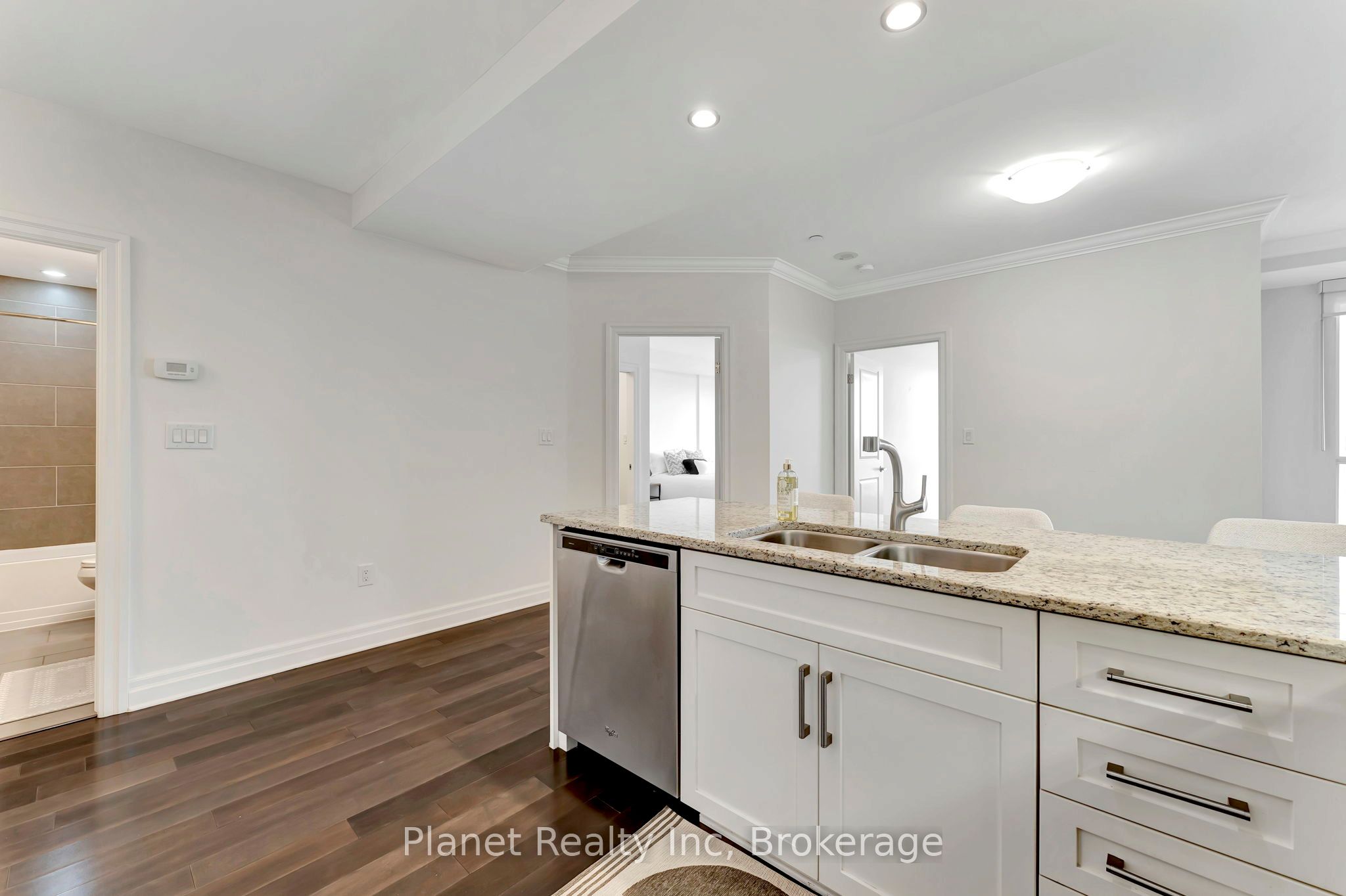 160 Macdonell Street, #906