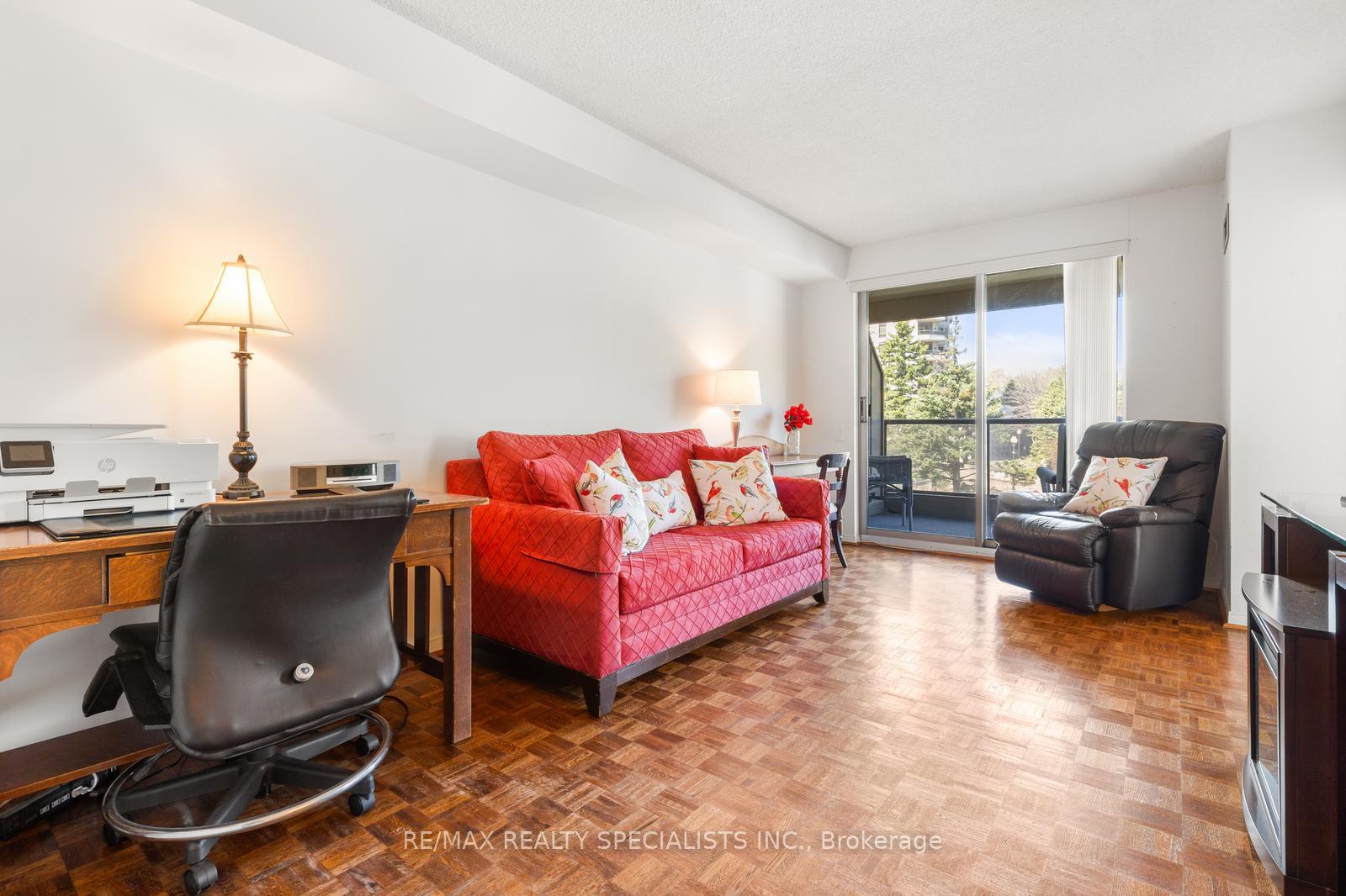 2 Bedrooms Condo at 1800 The Collegeway, Mississauga For sale