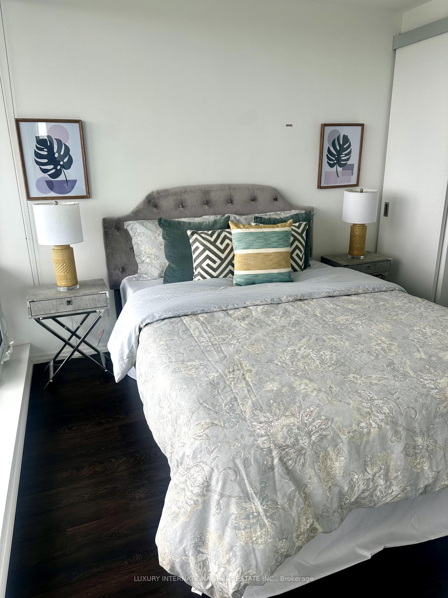 2 Bedrooms Condo at 197 Yonge, Toronto For sale