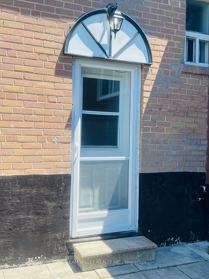 55 Colonial Avenue