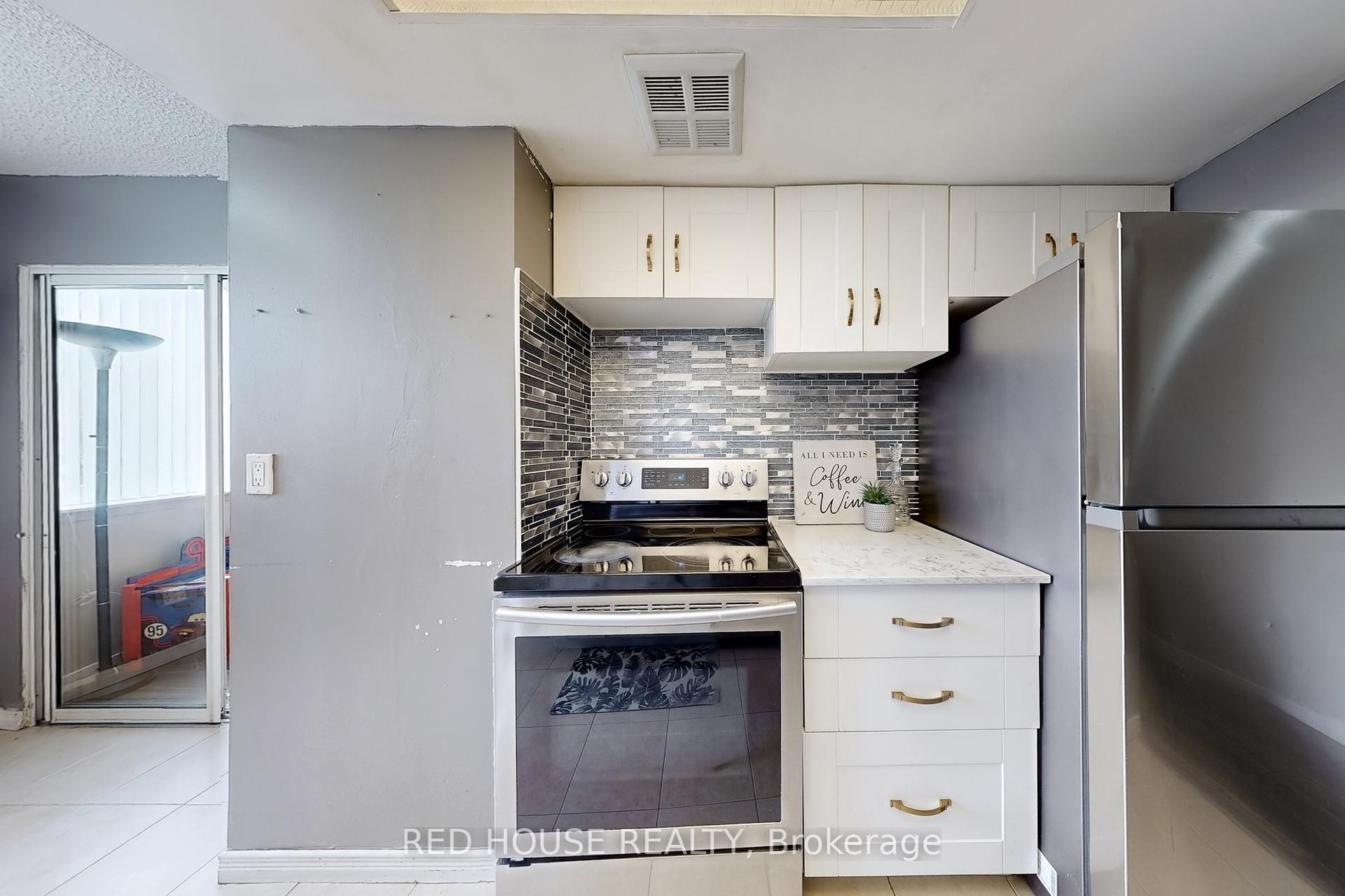 2 Bedrooms Condo at 10 Markbrook,  Toronto For sale