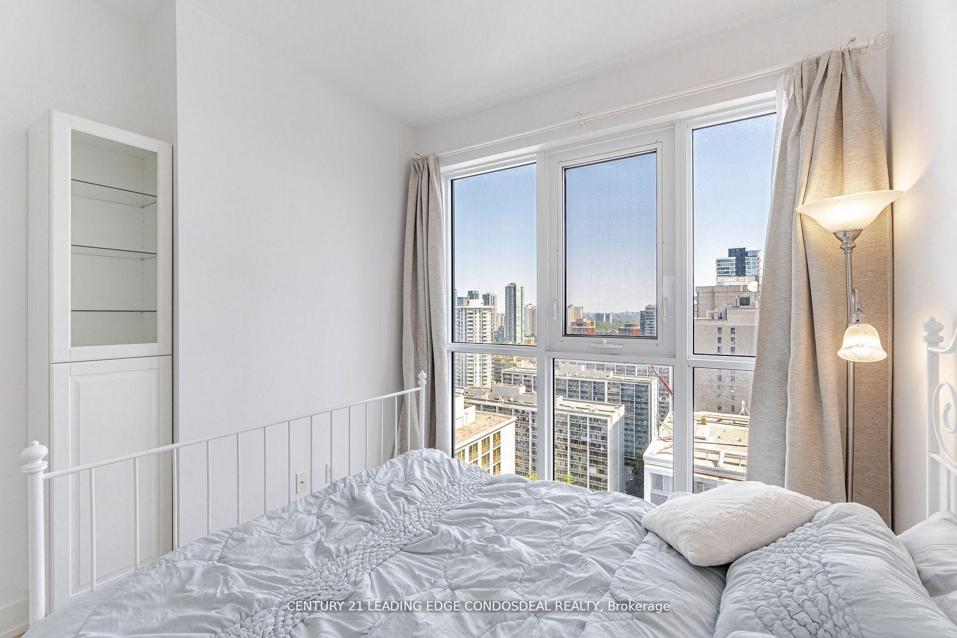 2 Bedrooms Condo at 7 Grenville, Toronto For sale