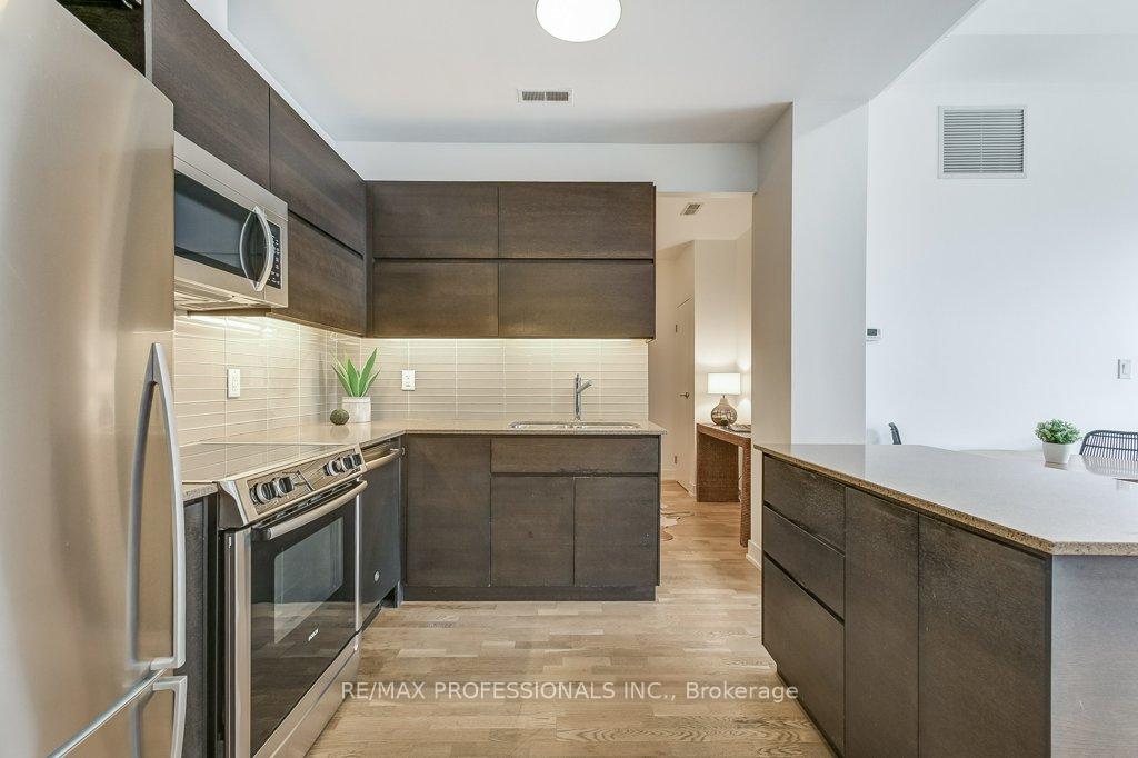 2 Bedrooms Condo at 152 Annette,  Toronto For sale