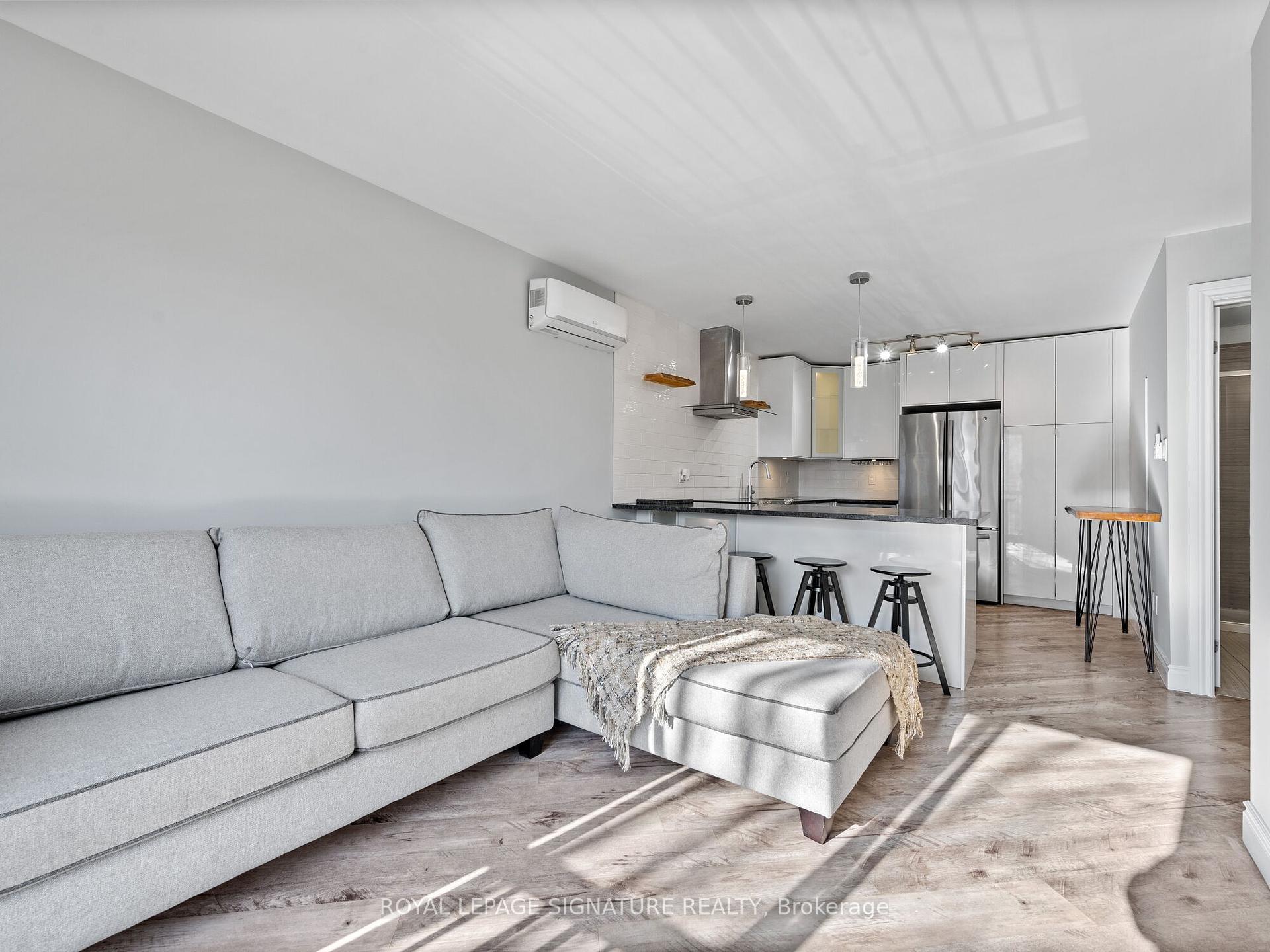 2 Bedrooms Condo at 28 Victoria, Hamilton For sale