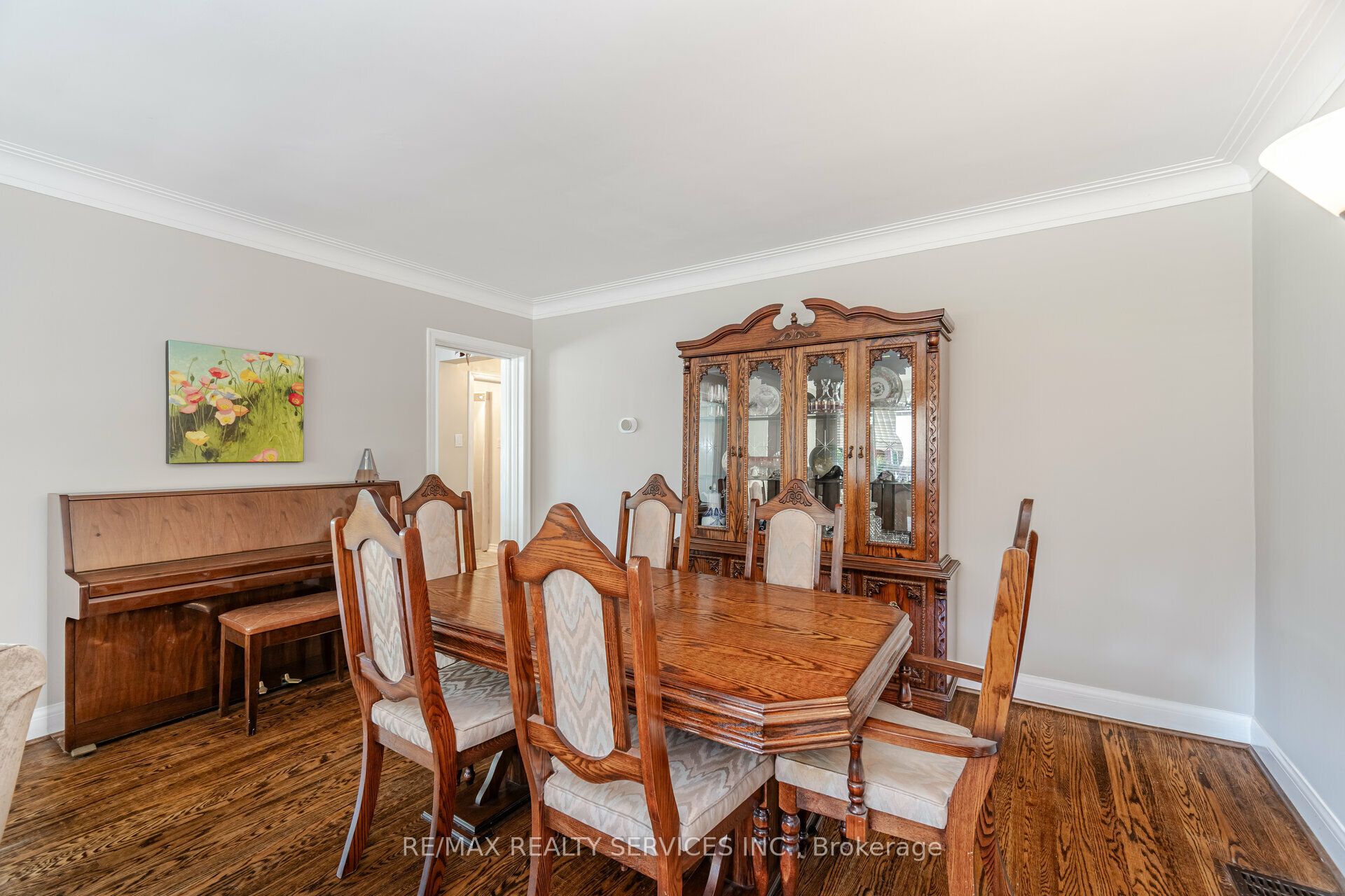 18 Wellington Street W