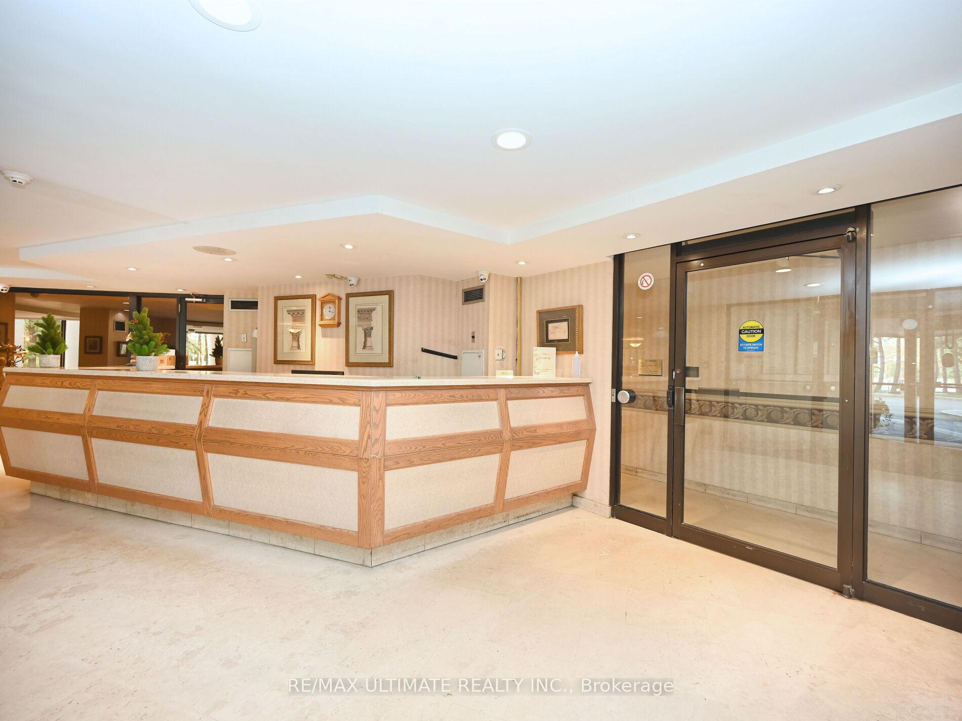 3 Bedrooms Condo at 3700 Kaneff, Mississauga For sale