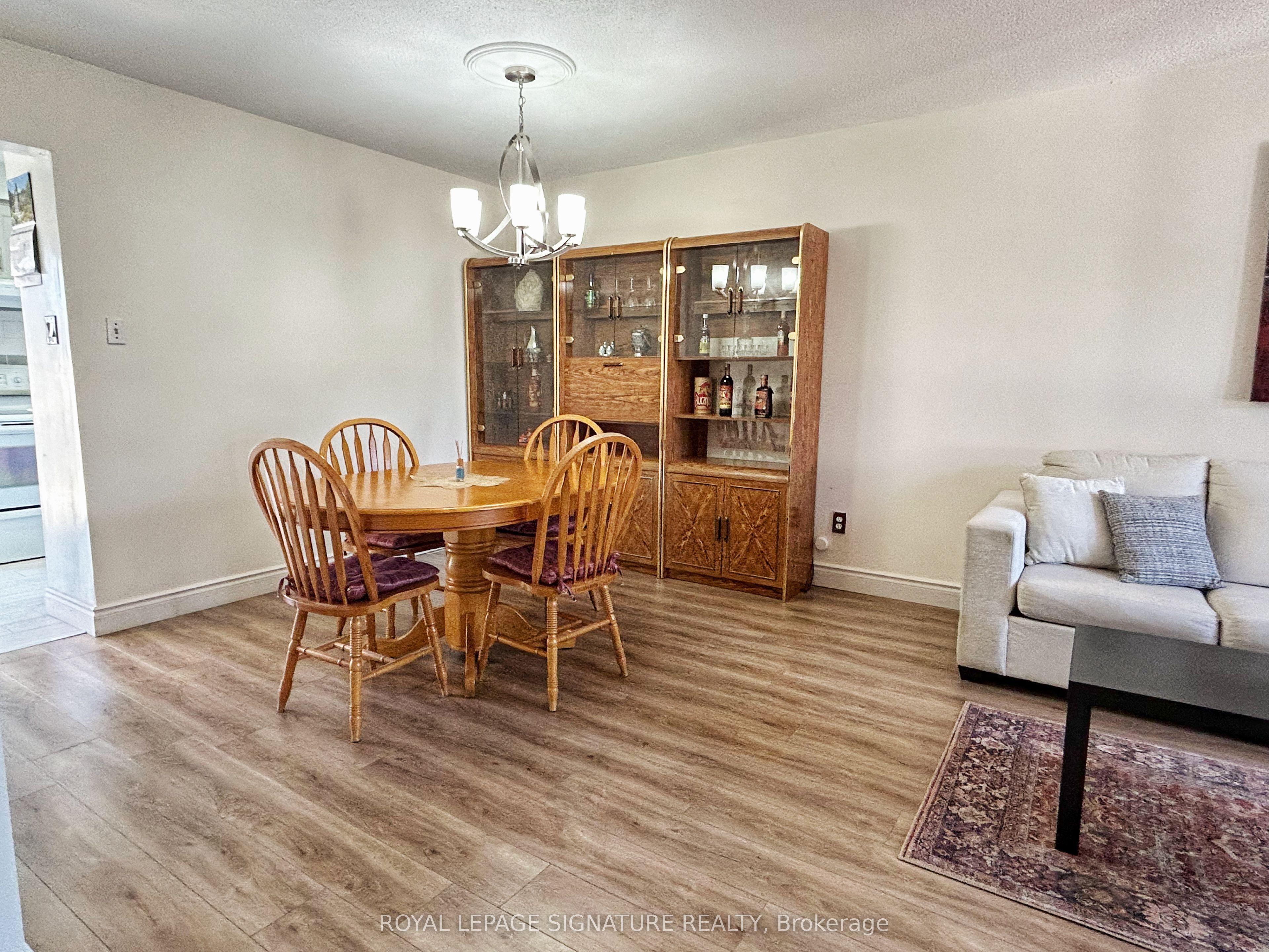 33 Courtleigh Square, Brampton, ON L6Z 1J2