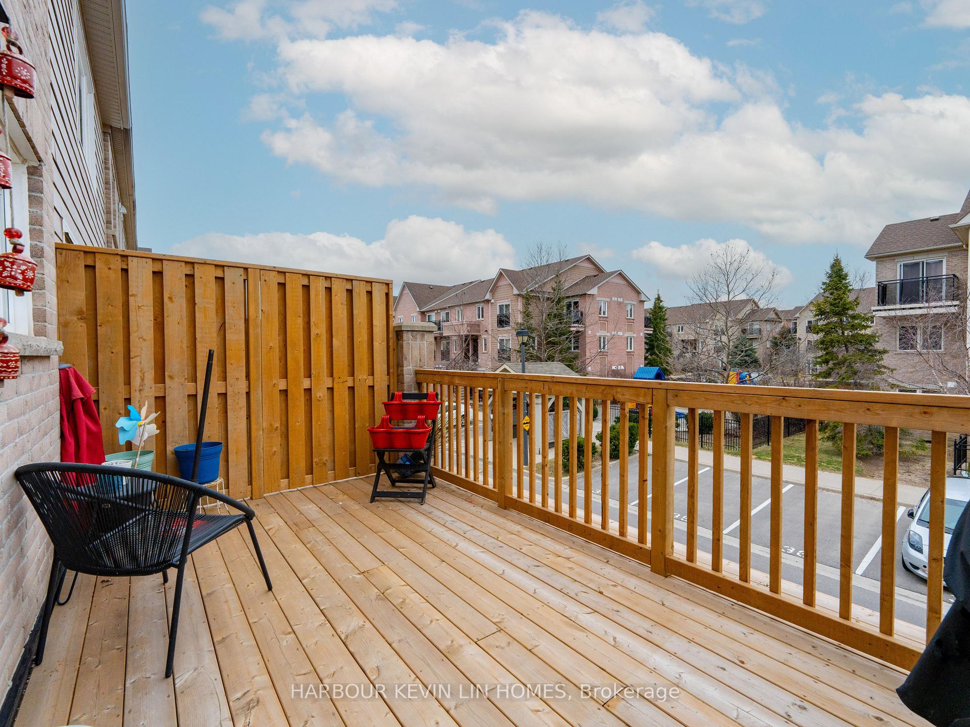 3 Bedrooms Condo at 4975 Southampton, Mississauga For sale