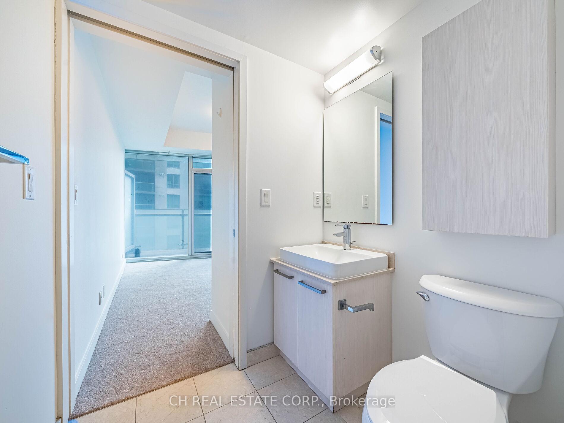 2 Bedrooms Condo at 12 York,  Toronto For sale