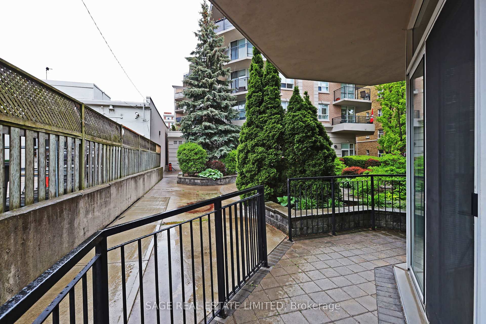 2 Bedrooms Condo at 55 Lorindale, Toronto For sale