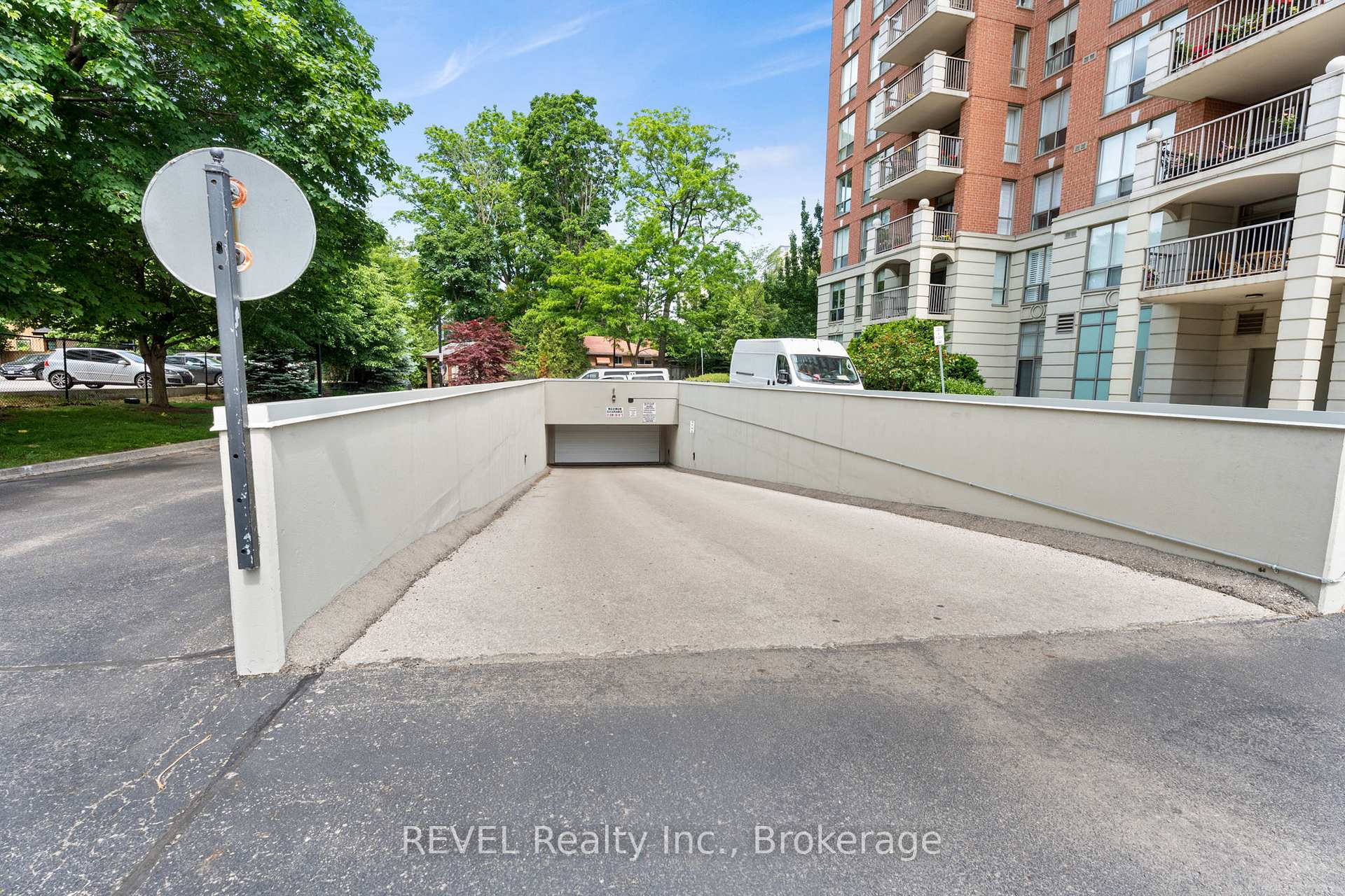 2 Bedrooms Condo at 442 Maple, Burlington For sale