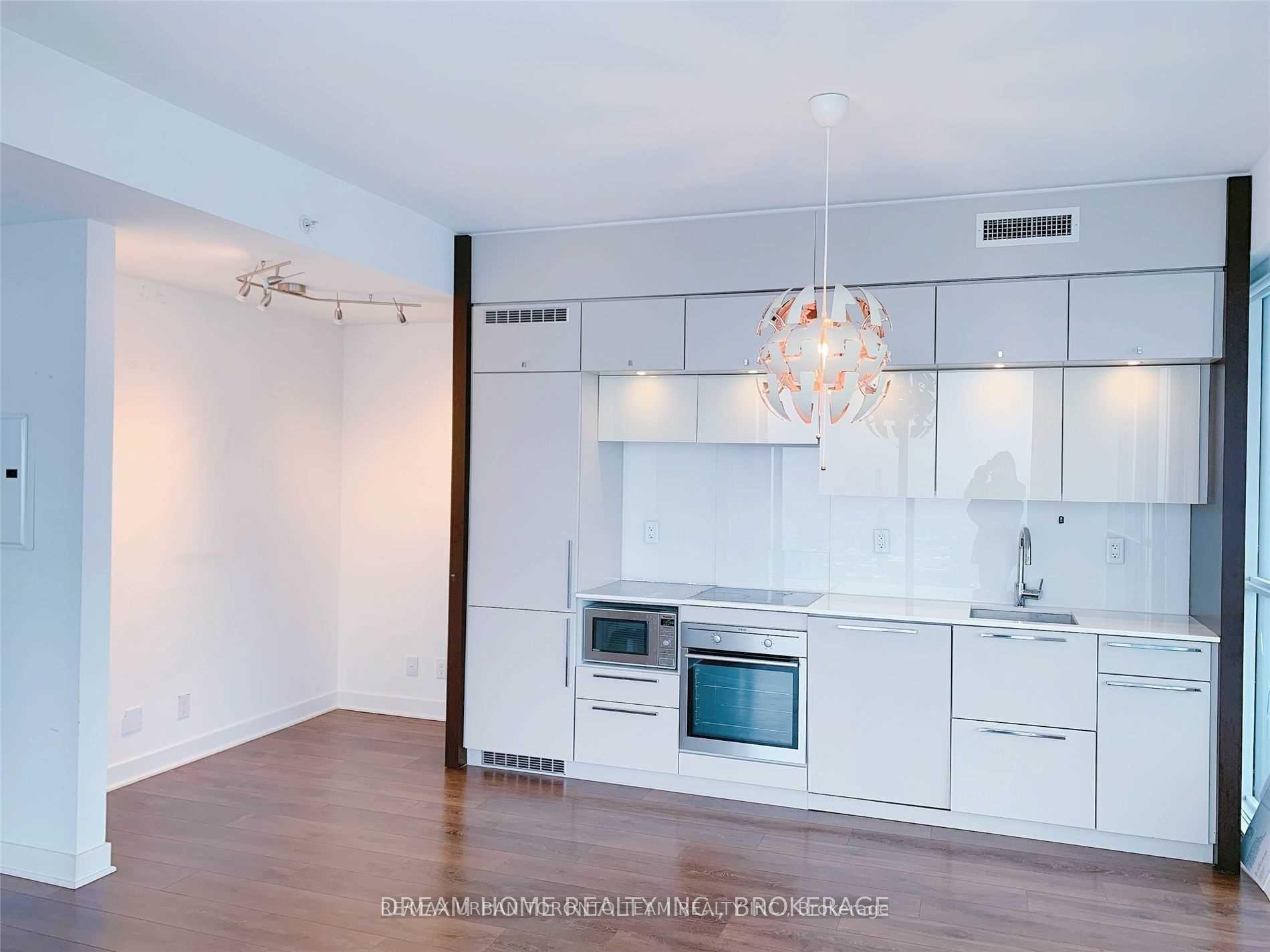 3 Bedrooms Condo at 15 Grenville, Toronto For sale