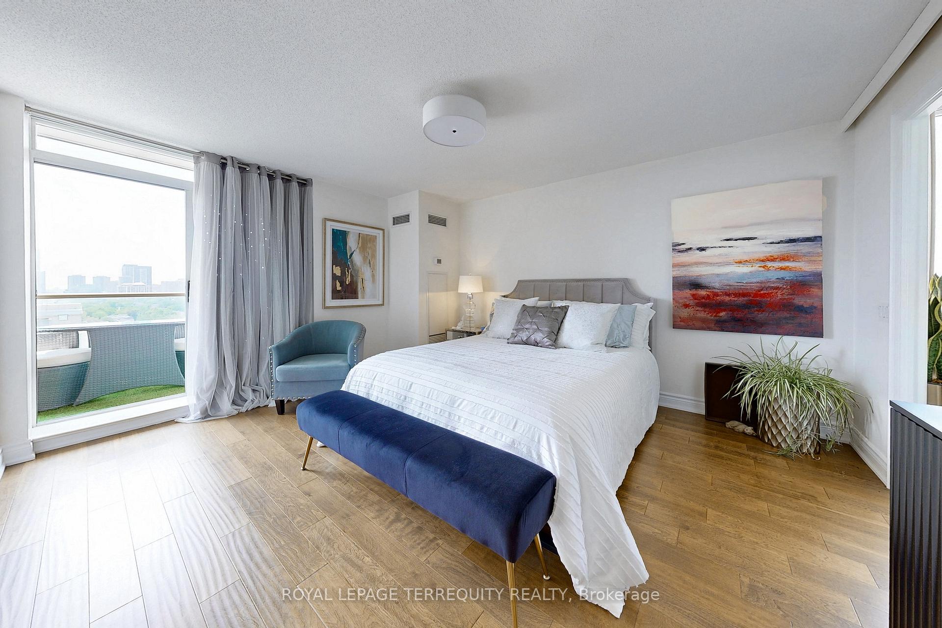 3 Bedrooms Condo at 2 Clairtrell, Toronto For sale