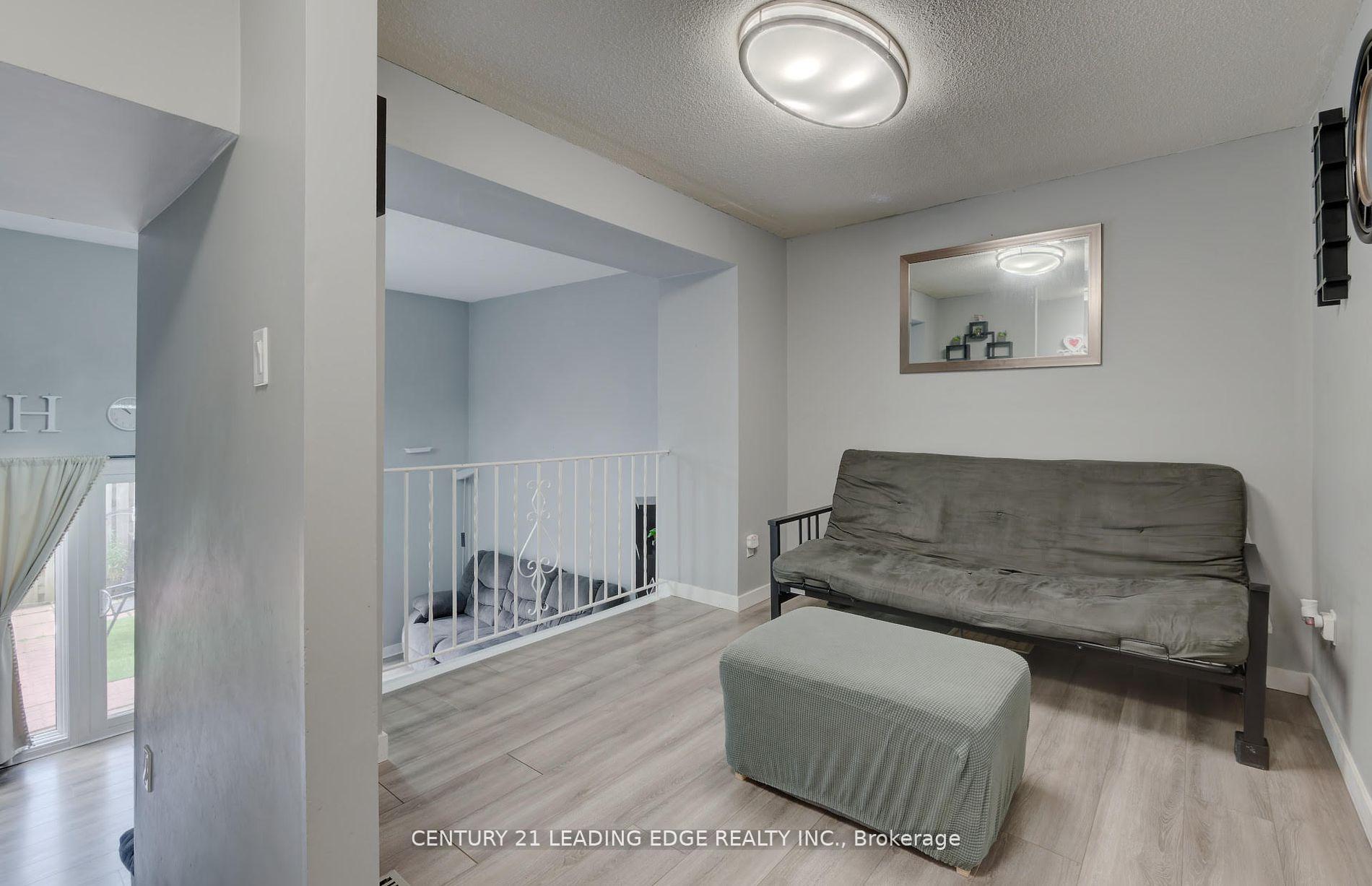 3 Bedrooms Condo at 11 Harrisford, Hamilton For sale
