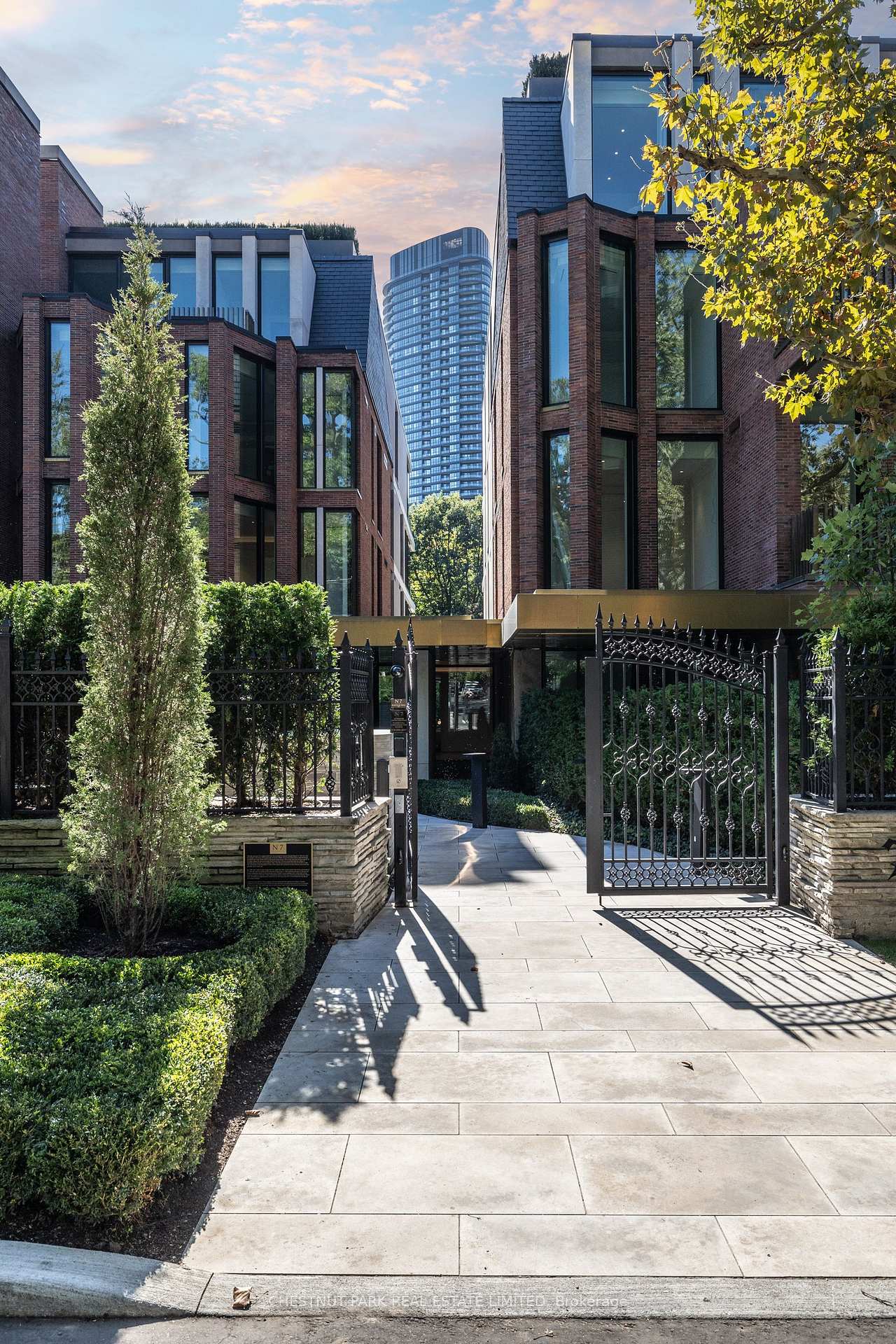 2 Bedrooms Condo at 7 Dale, Toronto For sale