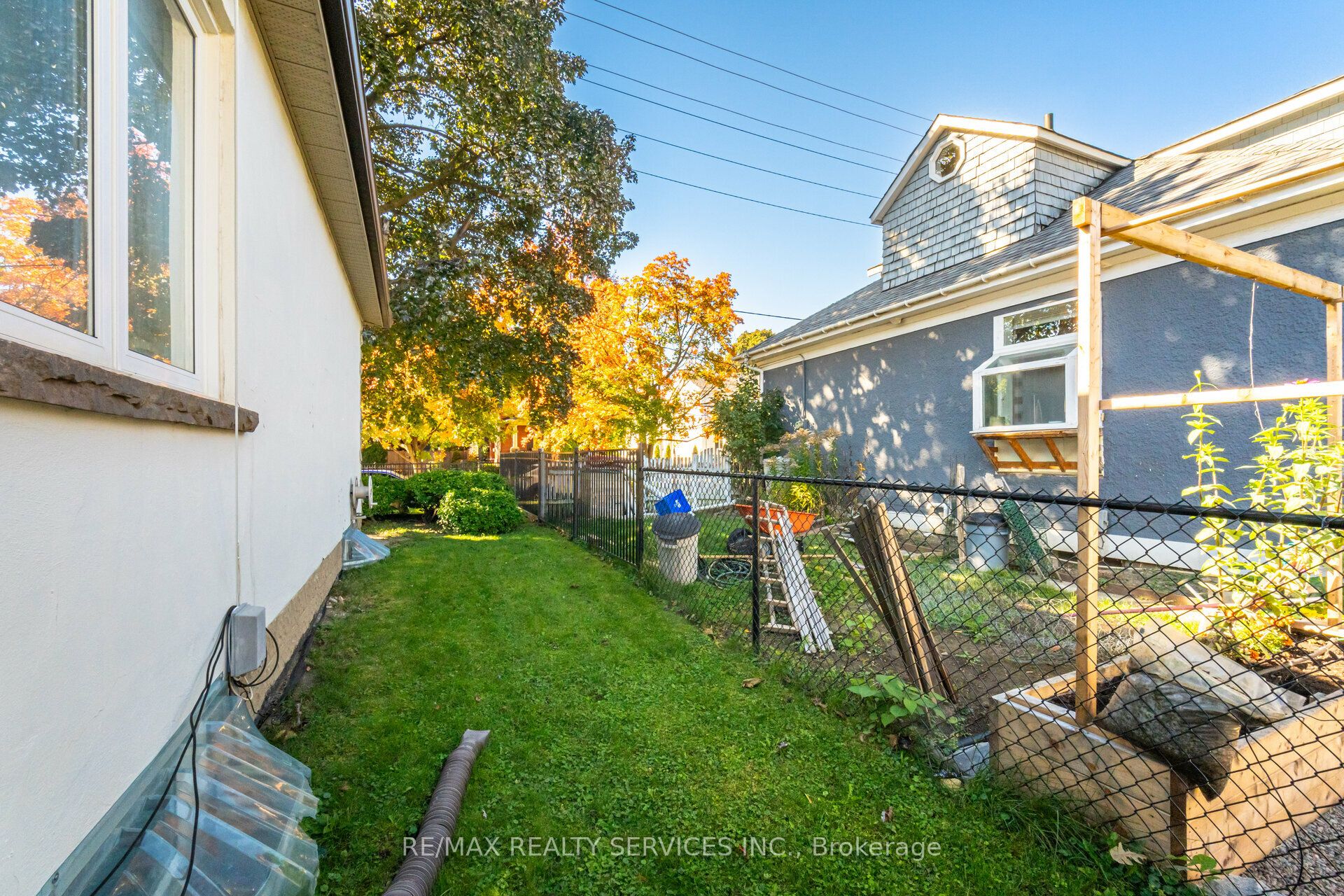 18 Wellington Street W