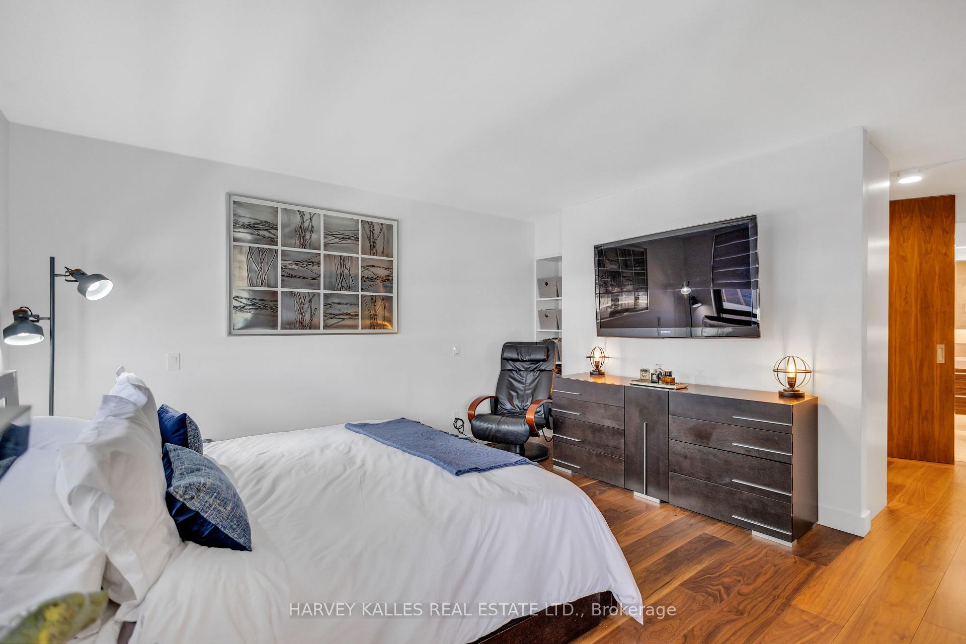 2 Bedrooms Condo at 1331 Bay, Toronto For sale