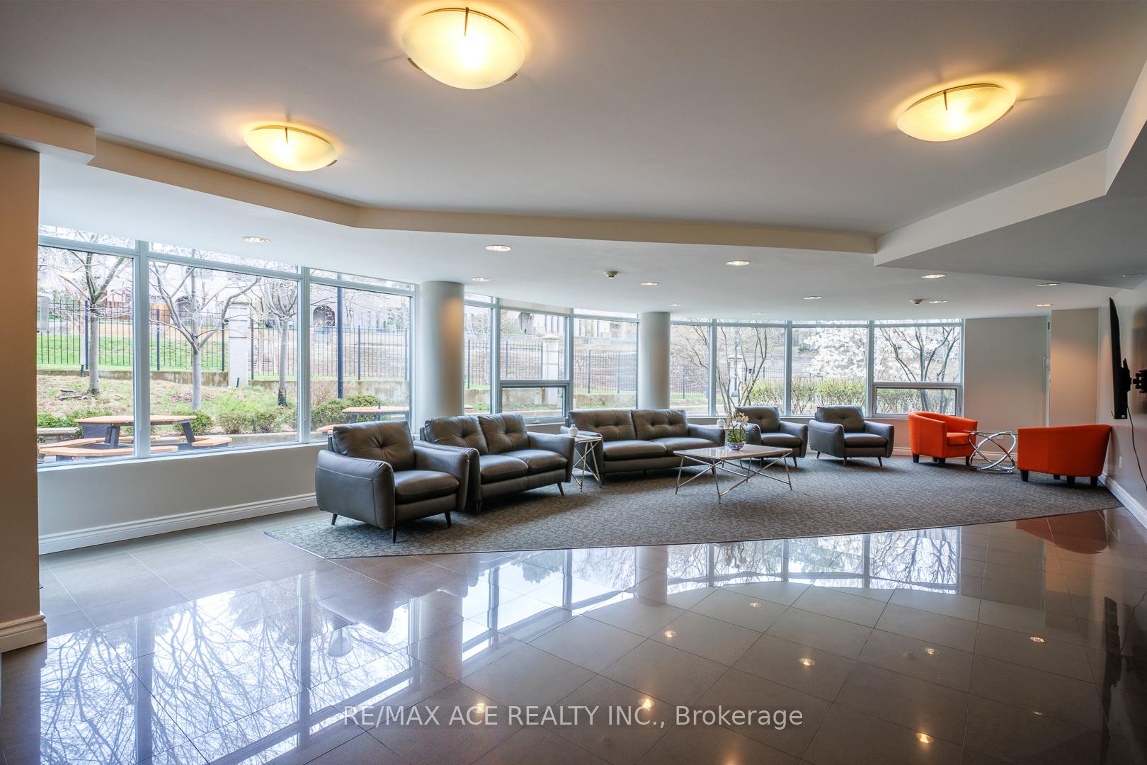 2 Bedrooms Condo at 18 Valley Woods, Toronto For sale