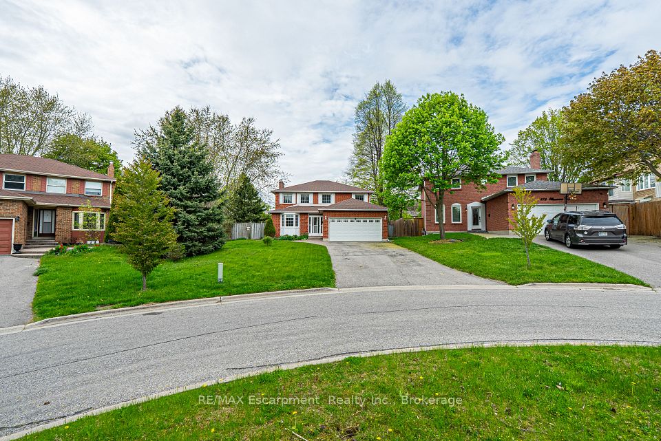 376 Ellesmere Court, Oshawa, ON L1H 8E6