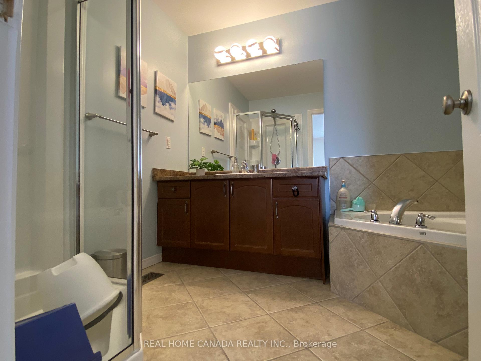 3 Bedrooms Condo at 370 Stonehenge,  Hamilton For sale