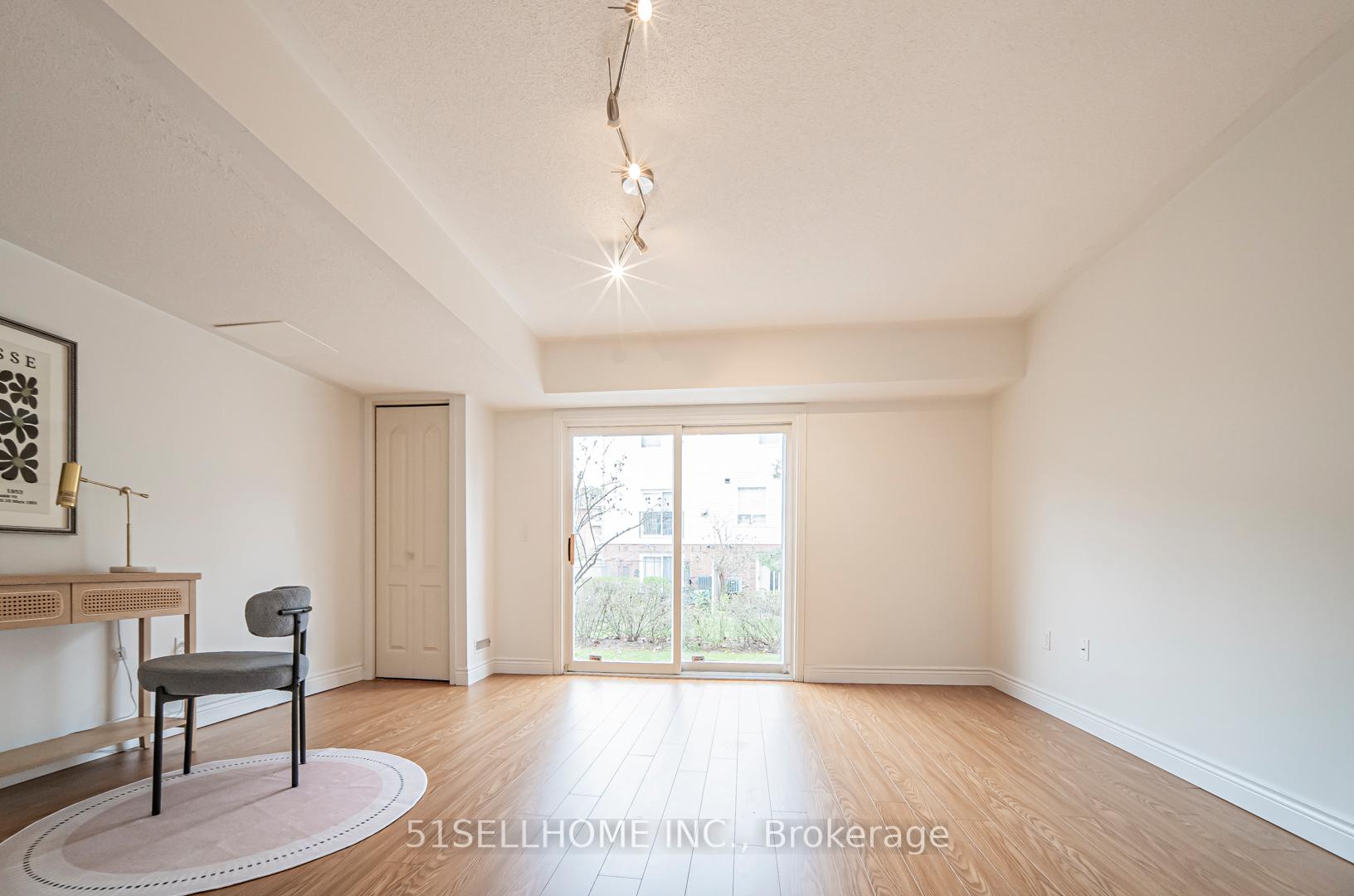 4 Bedrooms Condo at 858 Scollard,  Mississauga For sale
