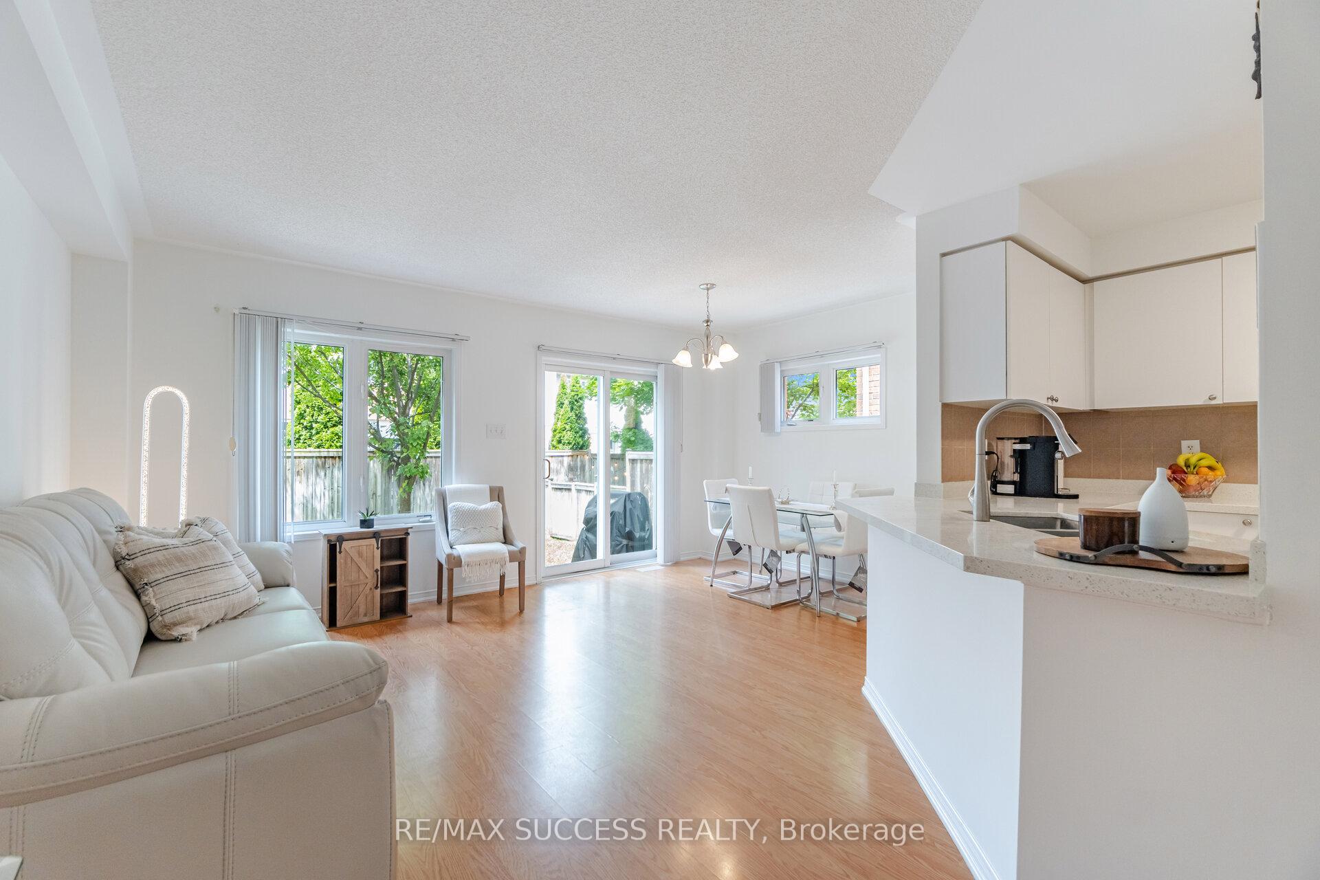 3 Bedrooms Condo at 5255 Palmetto, Mississauga For sale
