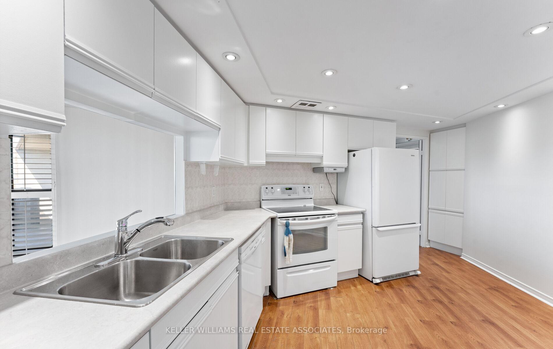 3 Bedrooms Condo at 2010 Islington, Toronto For sale