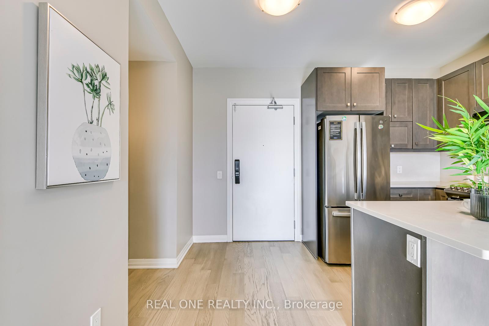 2 Bedrooms Condo at 95 Dundas, Oakville For sale