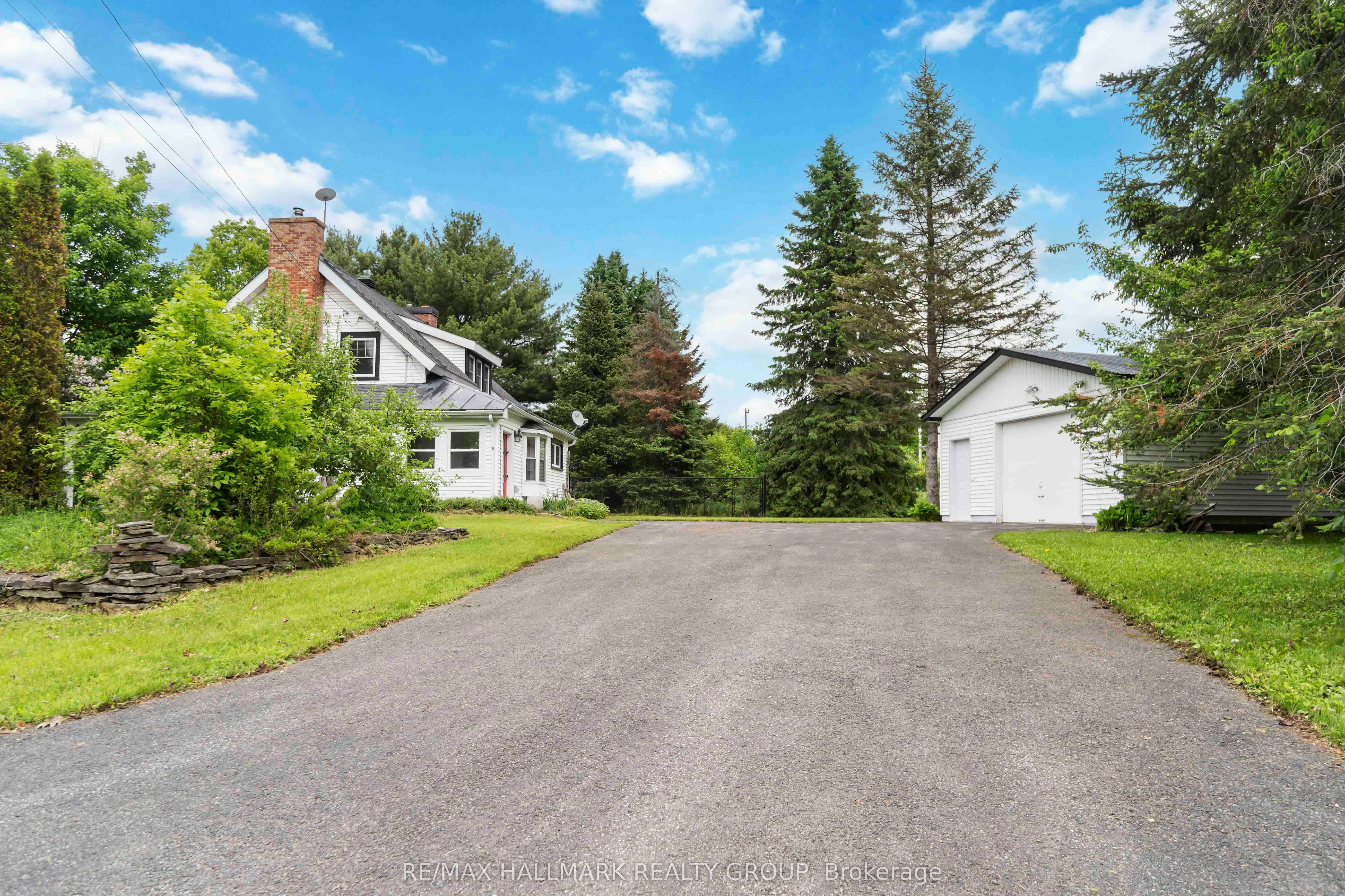 689 Front Road W
