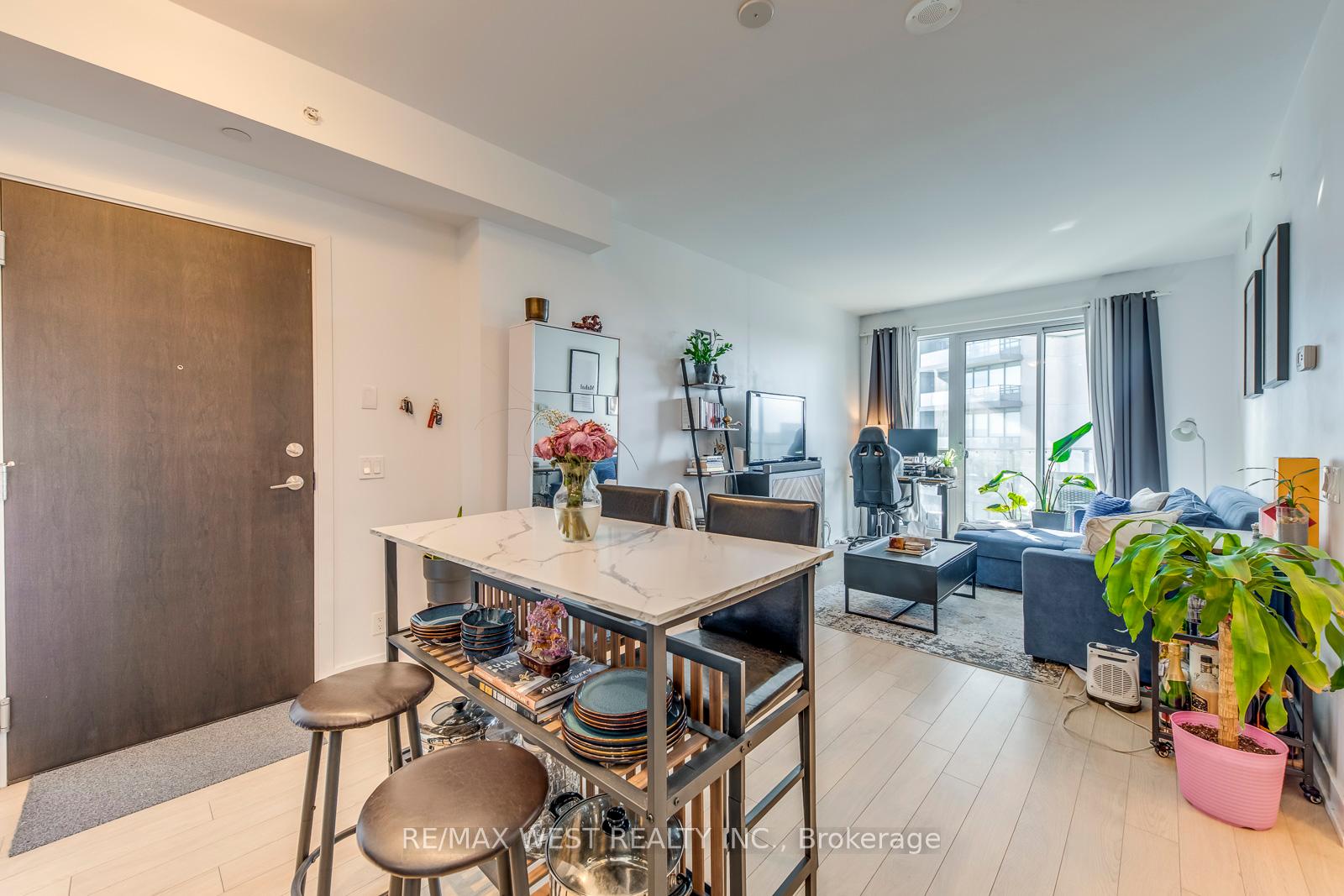 1 Bedroom Condo at 10 Park Lawn, Toronto For sale