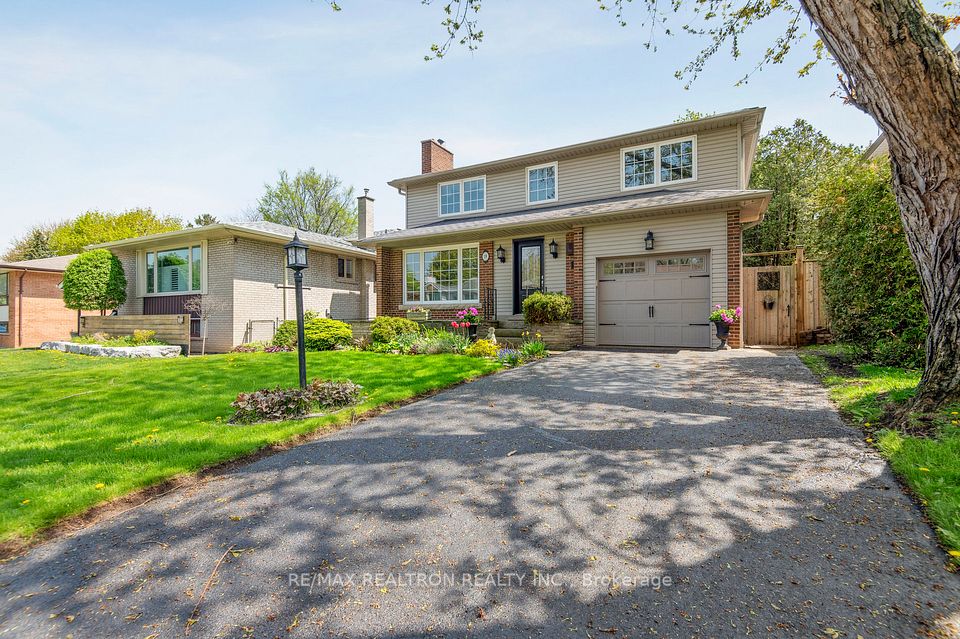 19 Cathedral Bluffs Drive, Toronto, ON M1M 2T6