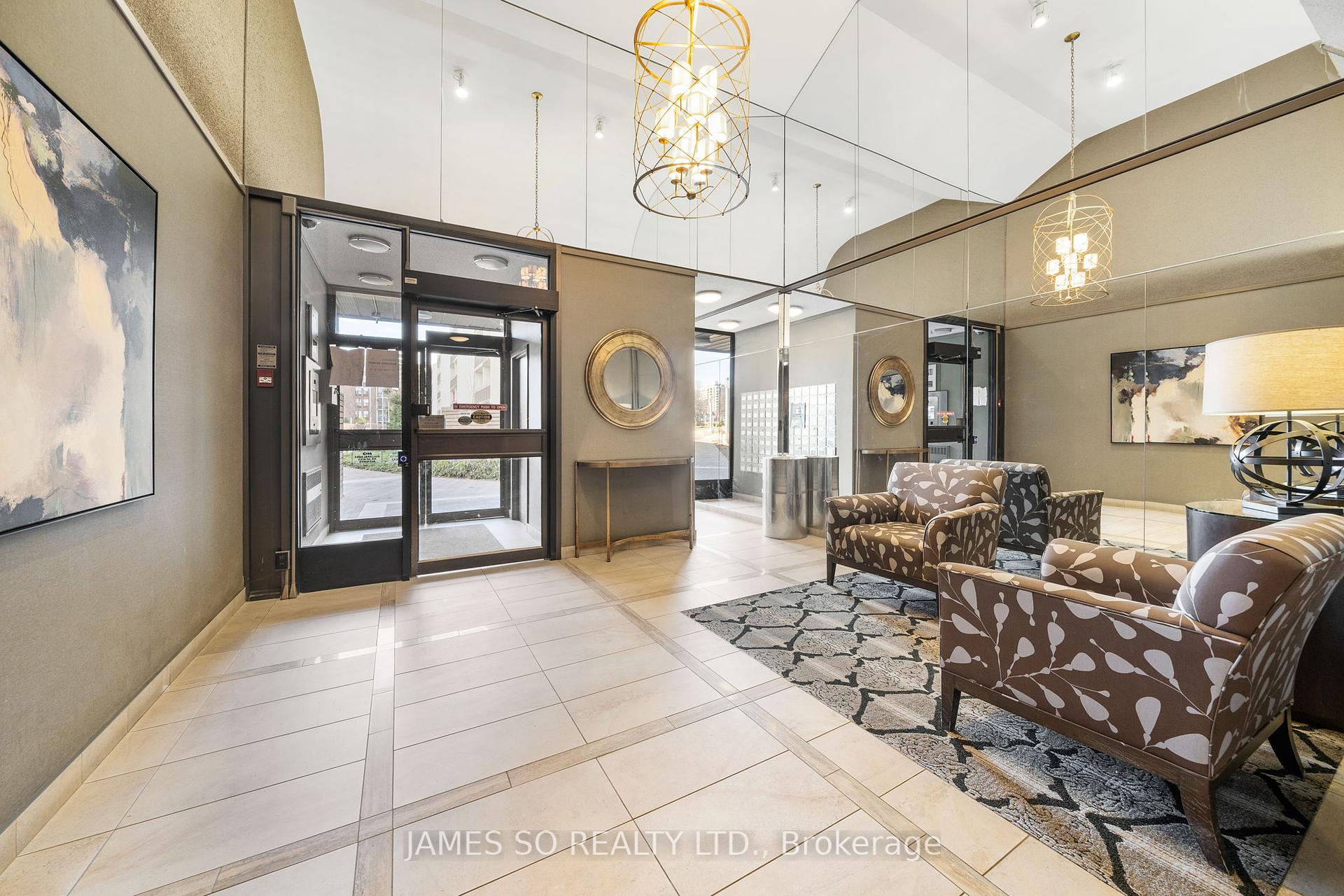 3 Bedrooms Condo at 20 Fashion Roseway,  Toronto For sale