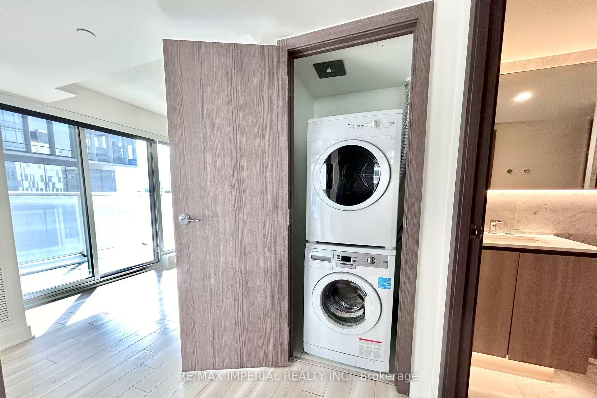 3 Bedrooms Condo at 19 Bathurst,  Toronto For sale