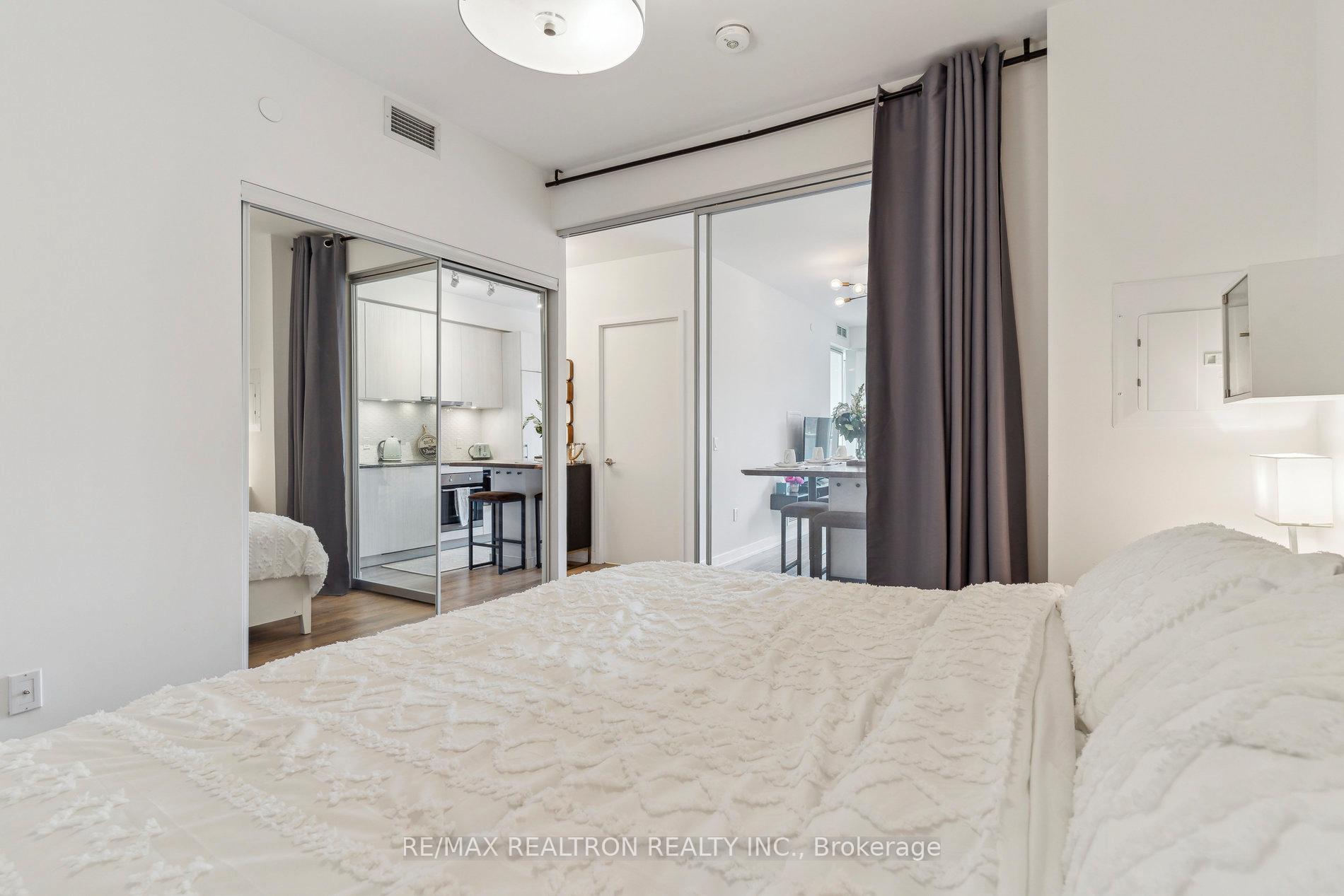 2 Bedrooms Condo at 158 Front, Toronto For sale