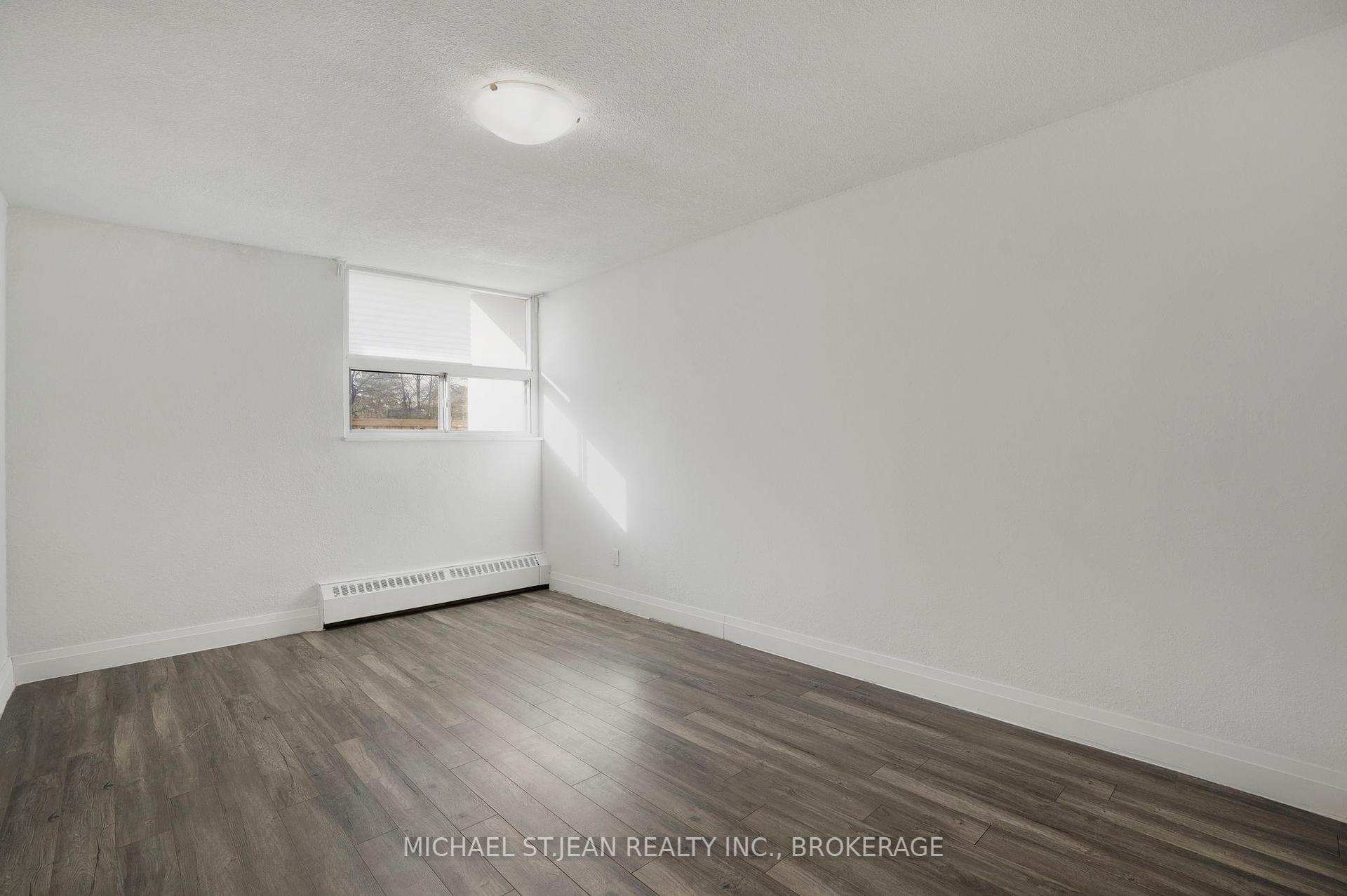 3 Bedrooms Condo at 15 Albright,  Hamilton For sale