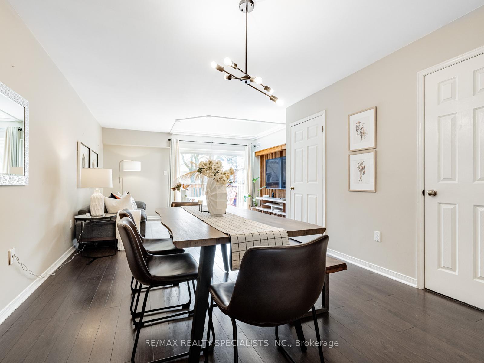 2 Bedrooms Condo at 2055 WALKERS, Burlington For sale