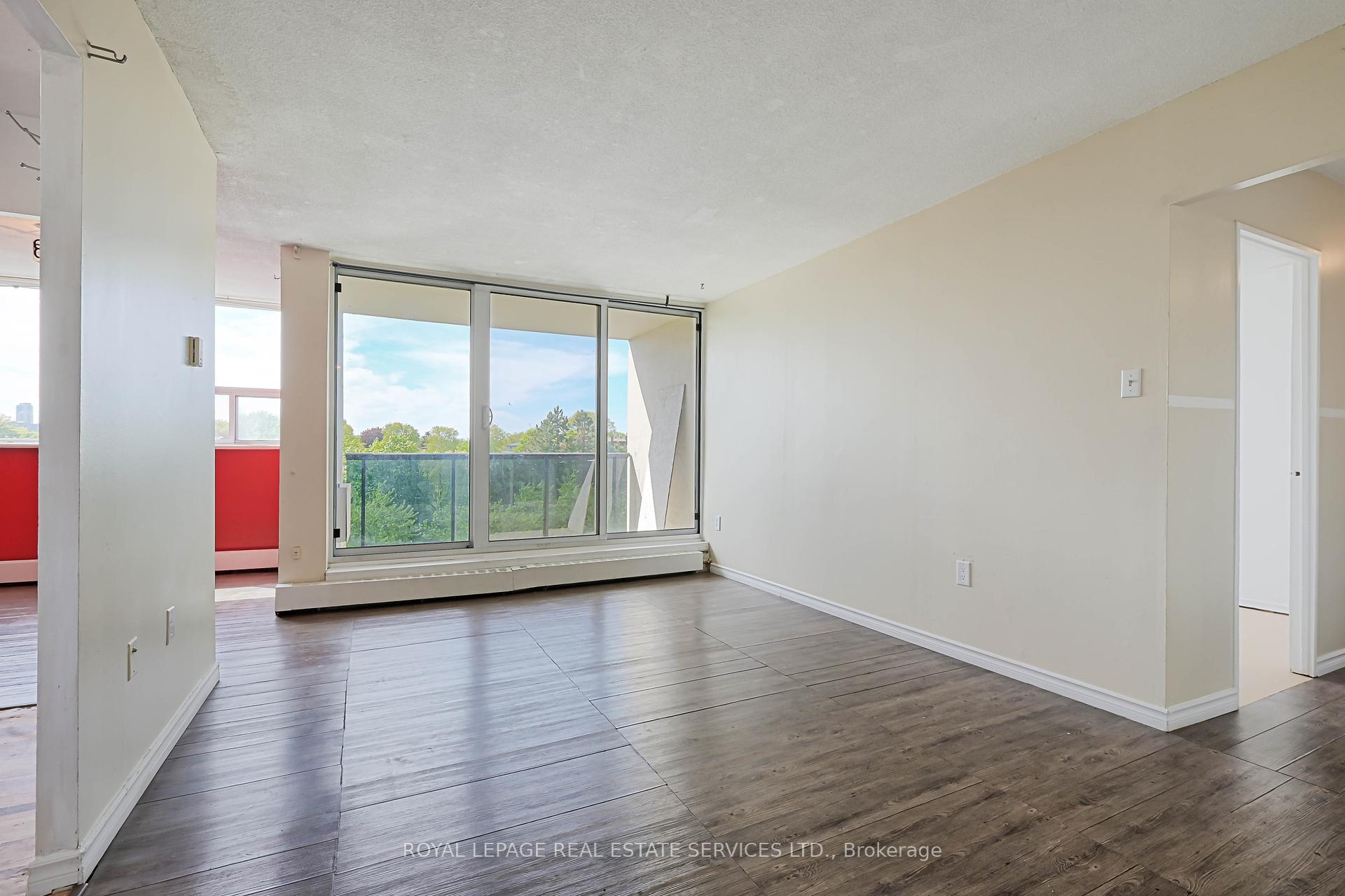 2 Bedrooms Condo at 530 Lolita, Mississauga For sale