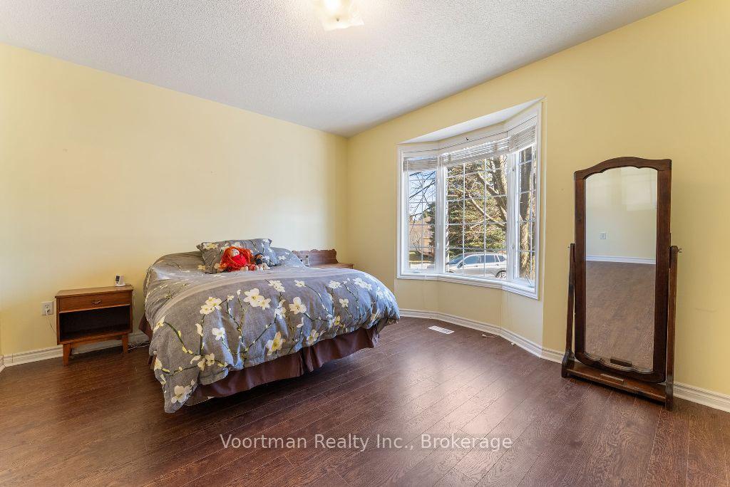 2 Bedrooms Condo at 360 Silverbirch,  Hamilton For sale