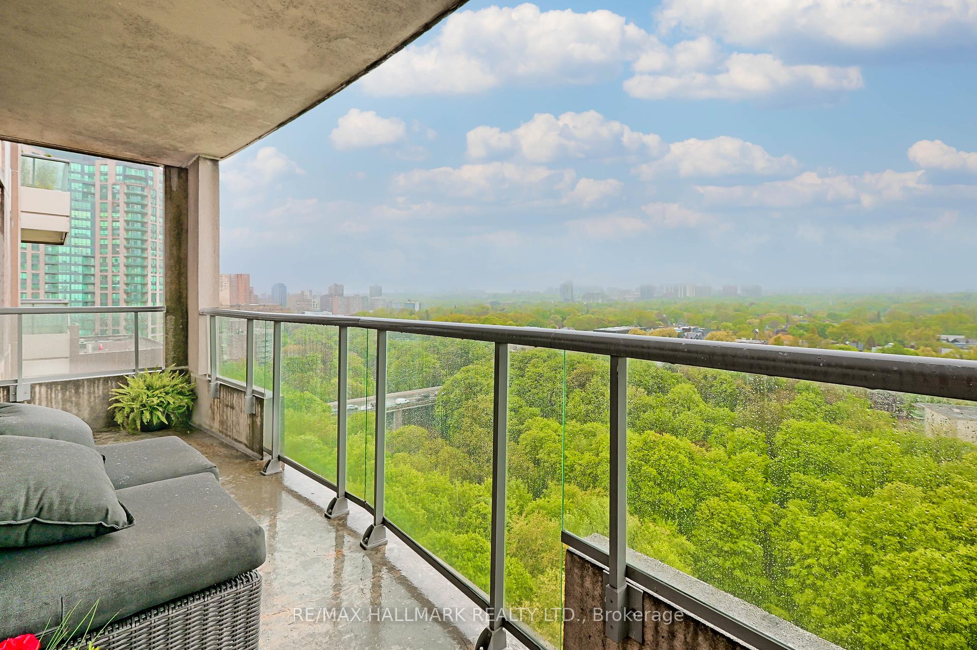 2 Bedrooms Condo at 388 Bloor, Toronto For sale