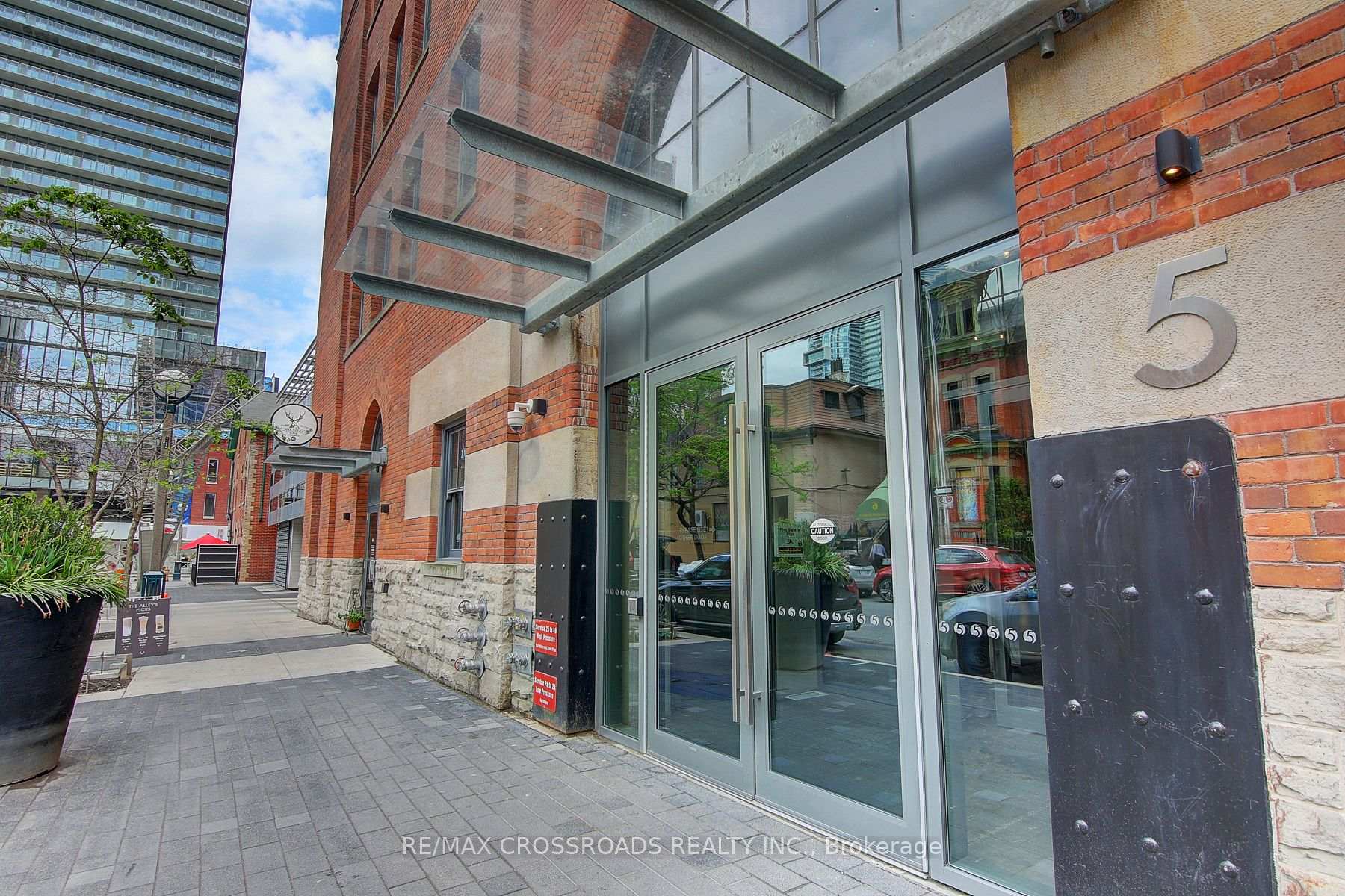 2 Bedrooms Condo at 5 St Joseph, Toronto For sale