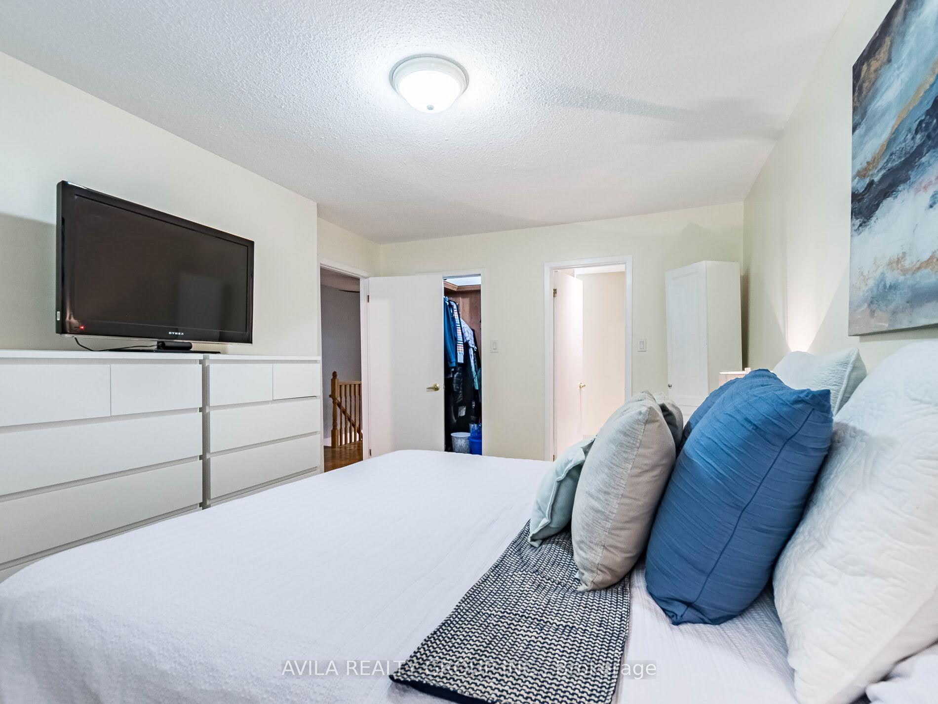 4 Bedrooms Condo at 750 Burnhamthorpe, Mississauga For sale