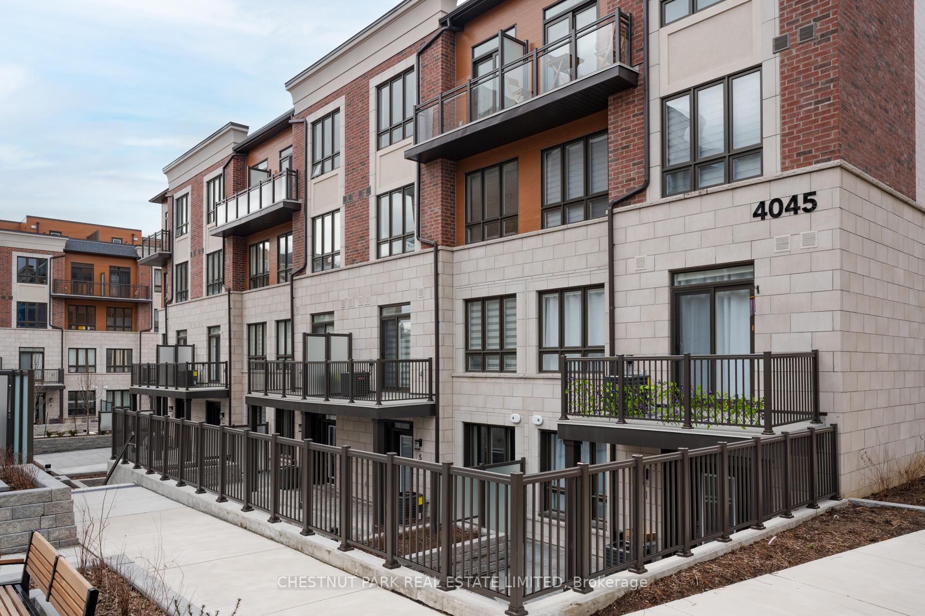 3 Bedrooms Condo at 4045 Hickory,  Mississauga For sale