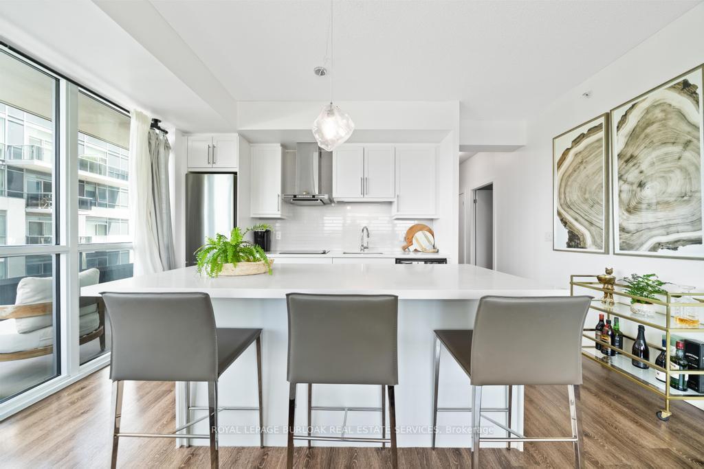 2 Bedrooms Condo at 2087 Fairview, Burlington For sale