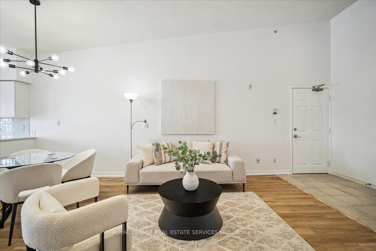 2 Bedrooms Condo at 1440 Bishops, Oakville For sale