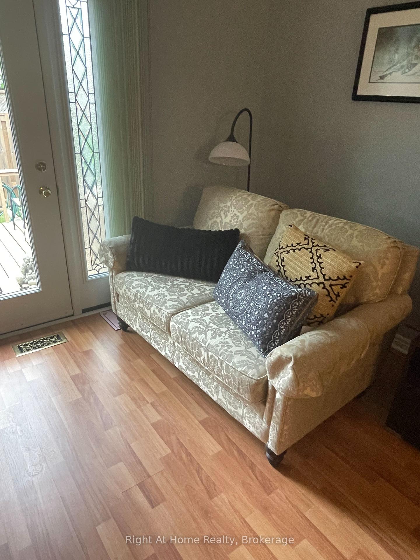 2 Bedrooms Condo at 84 Greentrail, Hamilton For sale