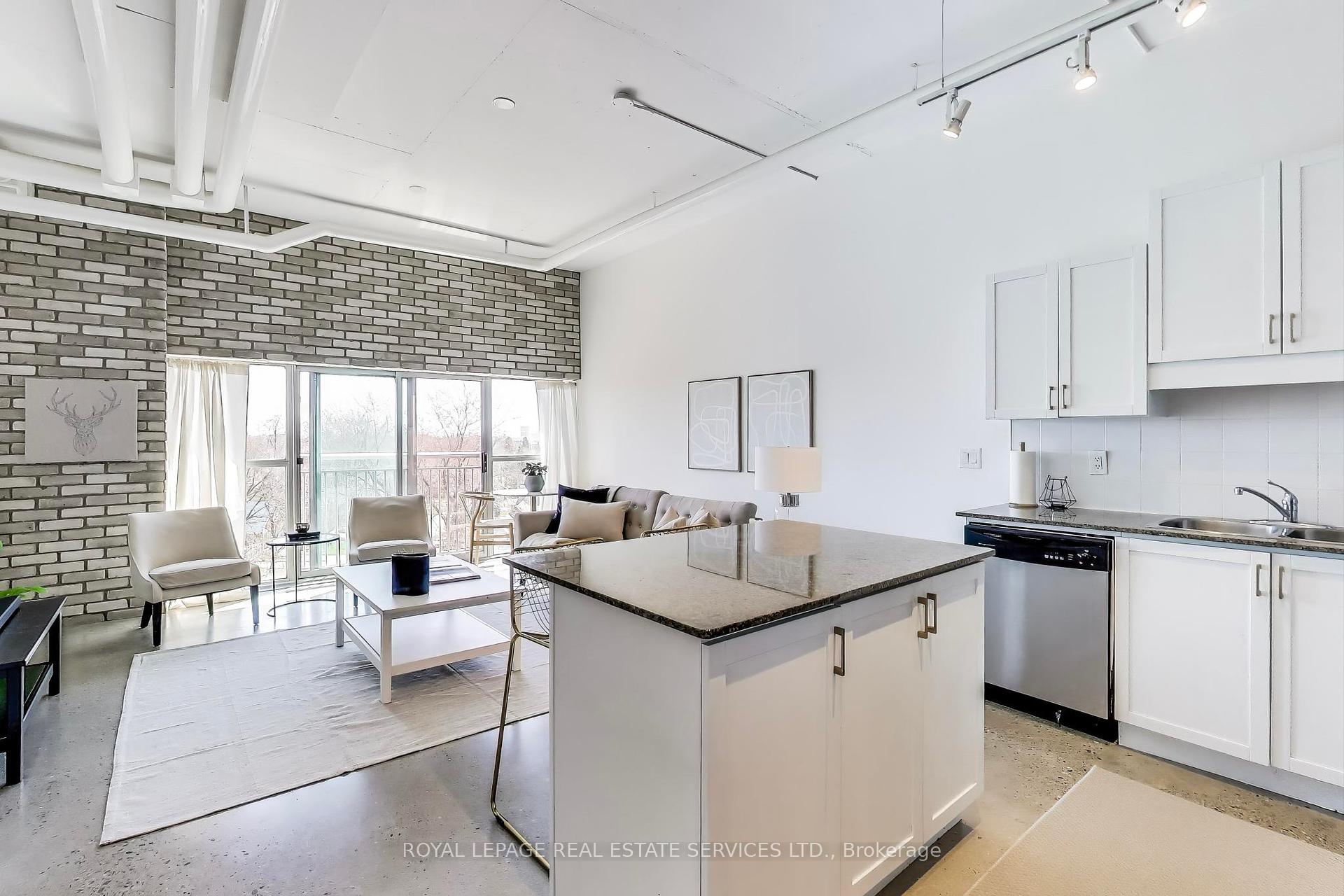 2 Bedrooms Condo at 2 Fieldway,  Toronto For sale