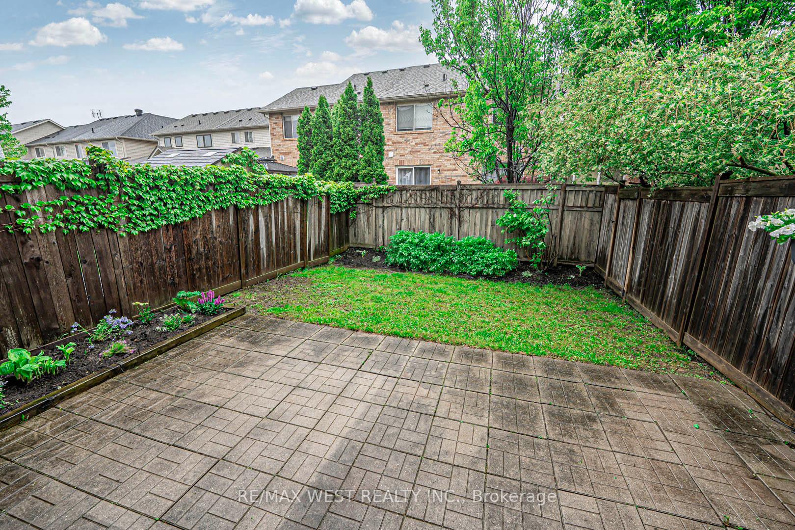 3 Bedrooms Condo at 3050 Rotary, Burlington For sale